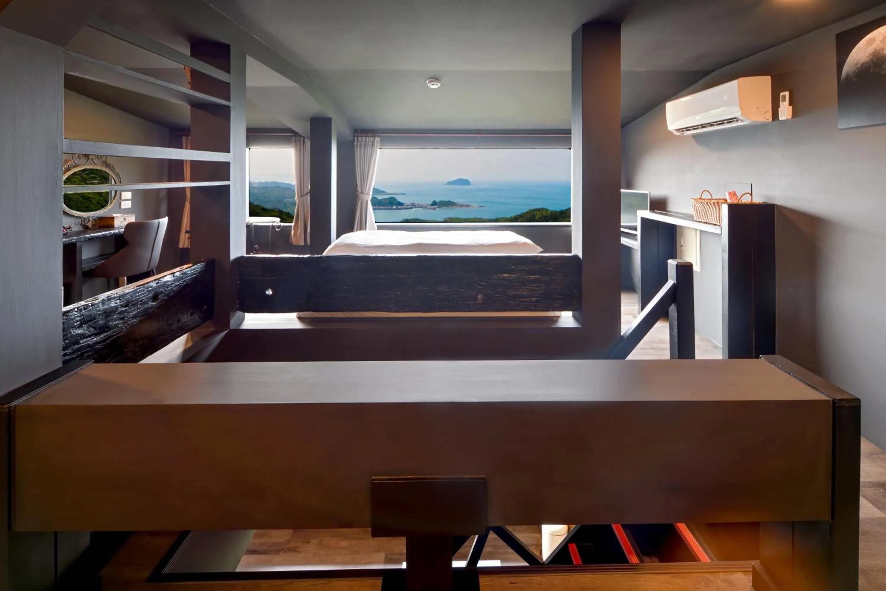 Bed in Windsor's Sunlight Han-Guan