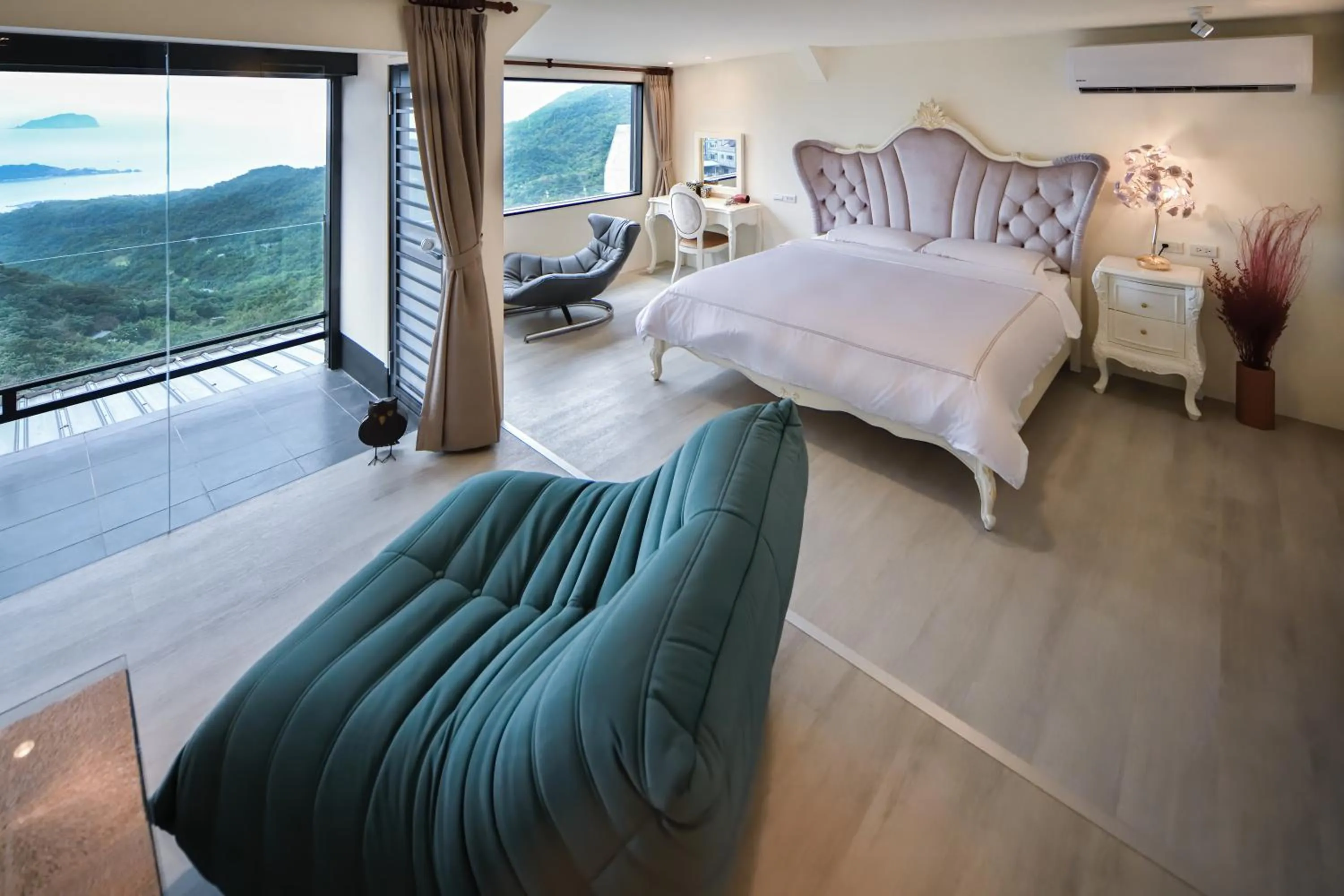 Bed in Windsor's Sunlight Han-Guan