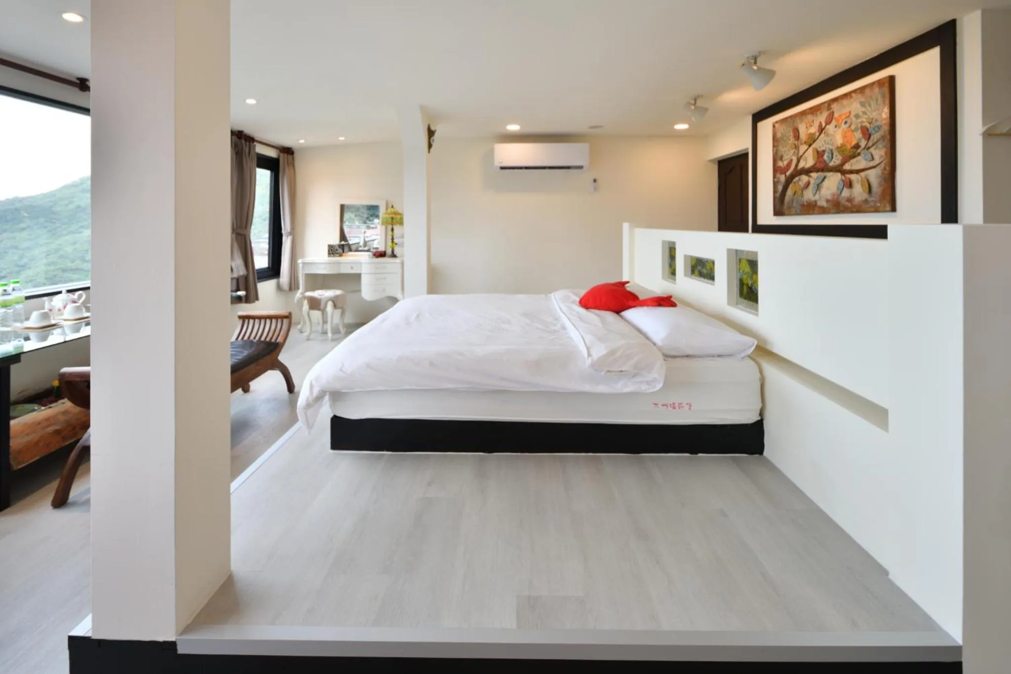 Bed in Windsor's Sunlight Han-Guan