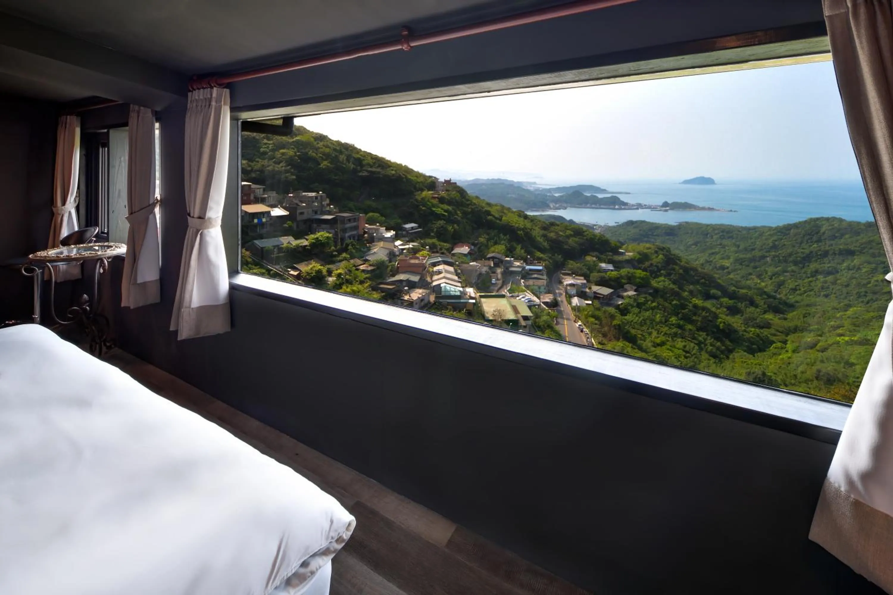 View (from property/room), Bed in Windsor's Sunlight Han-Guan