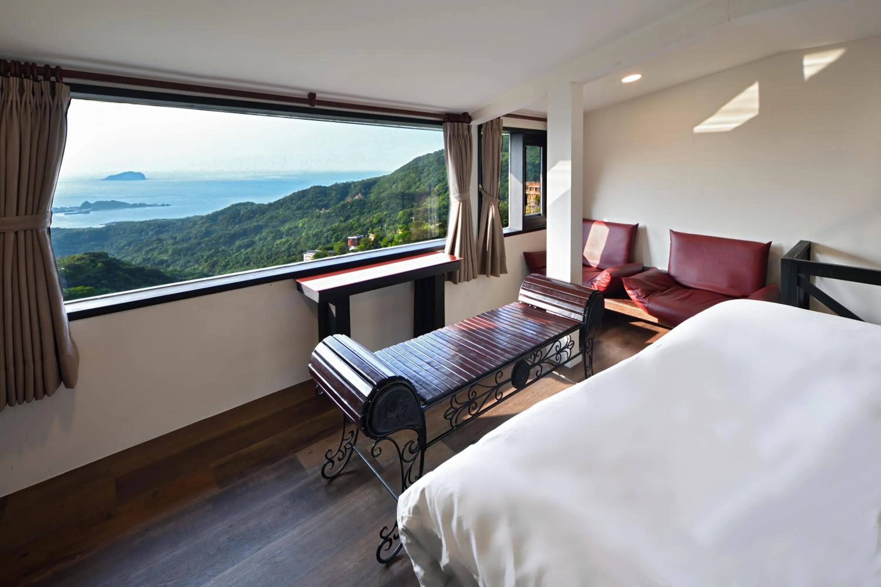 Bed in Windsor's Sunlight Han-Guan