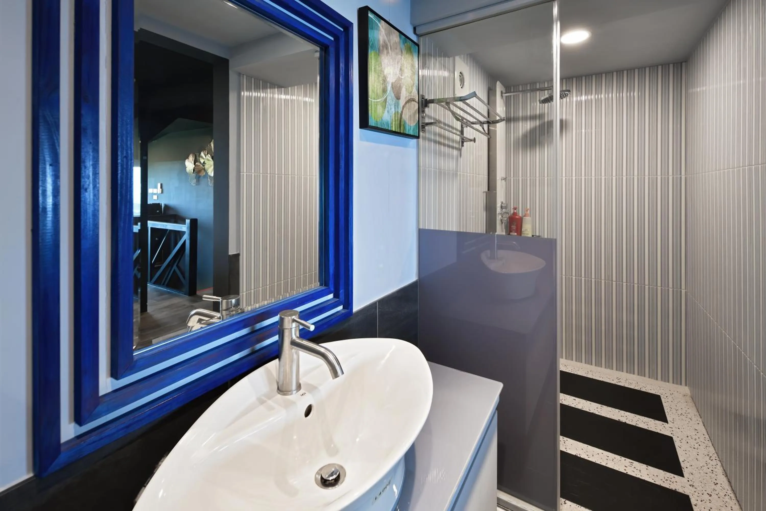 Shower in Windsor's Sunlight Han-Guan