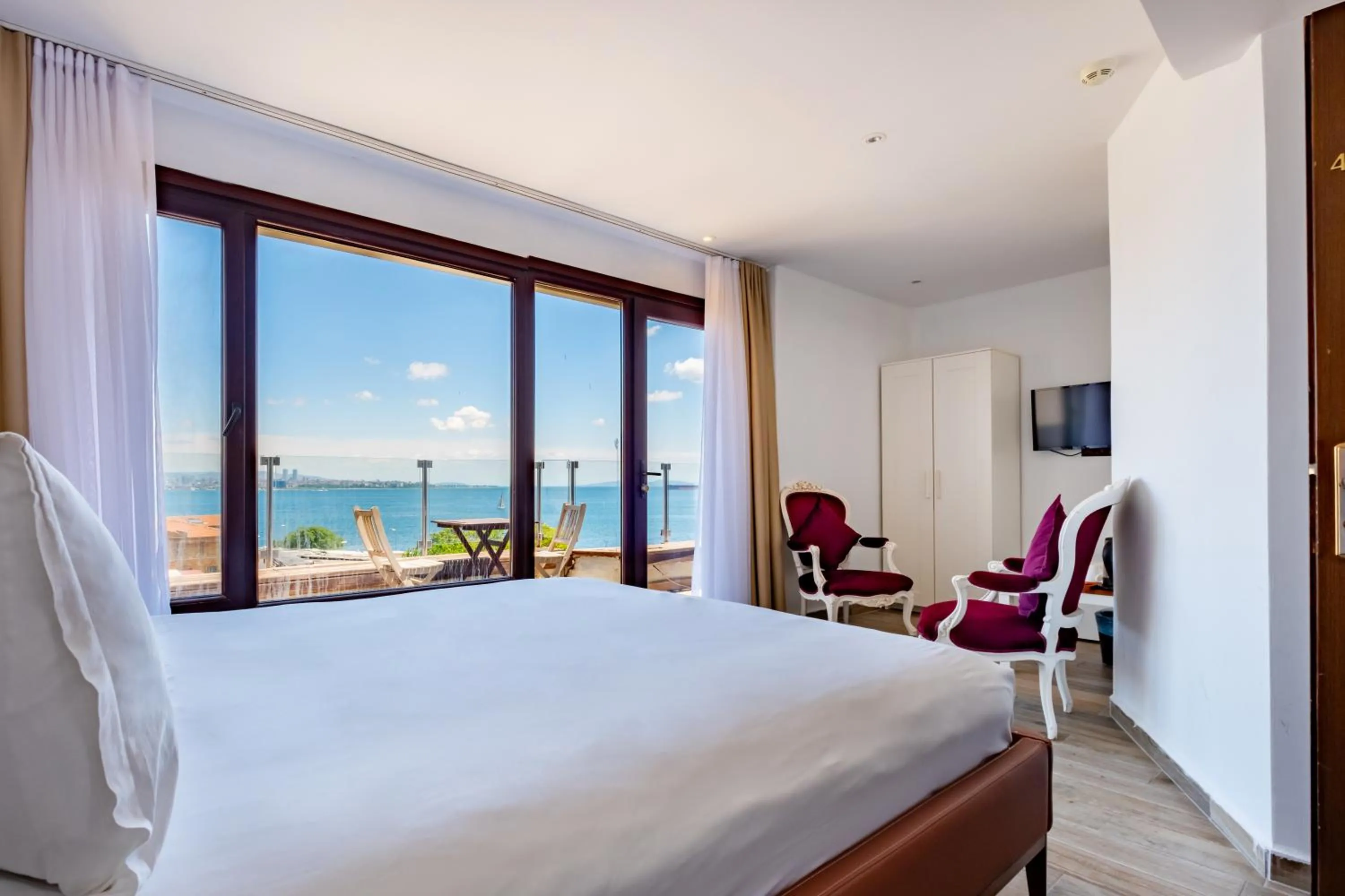 Photo of the whole room, Bed in Mangana Konak Hotel