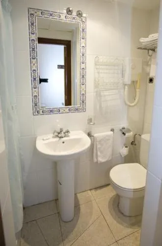 Bathroom in Hostal Lizana 2