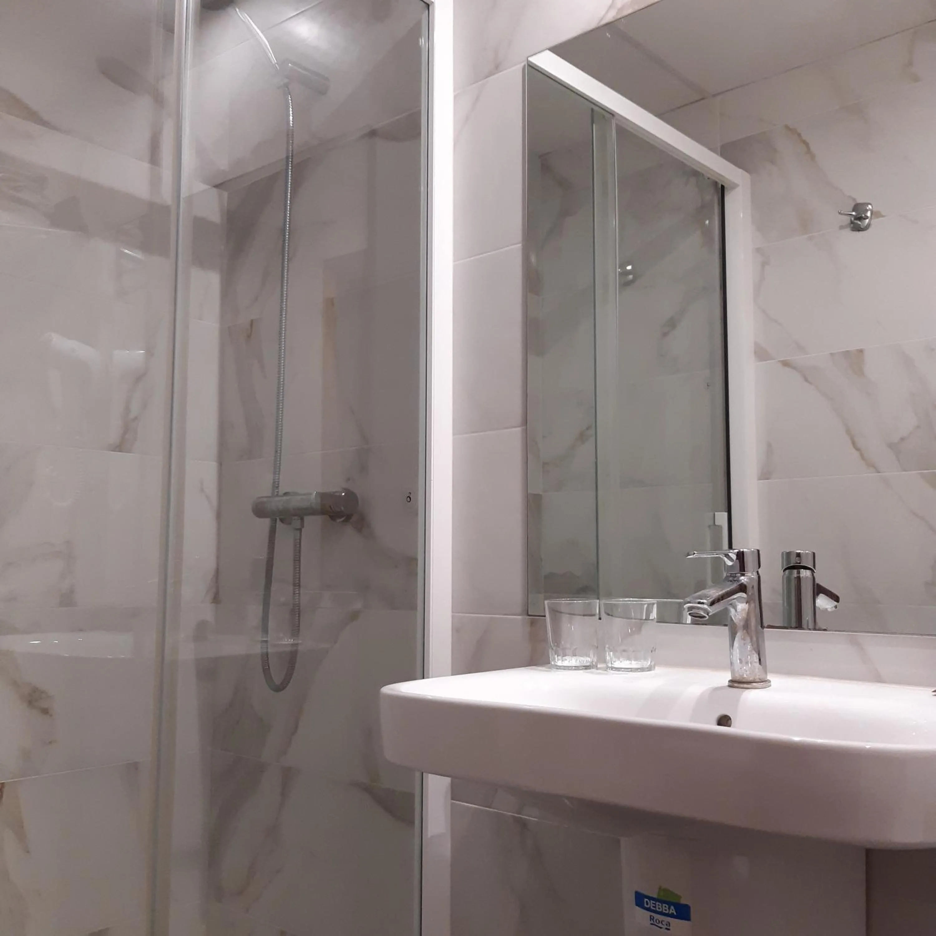 Shower in Hostal Lizana 2