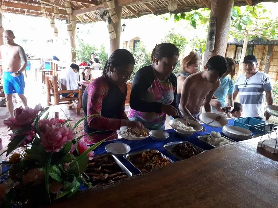 Restaurant/places to eat in Calayo Beach Resort