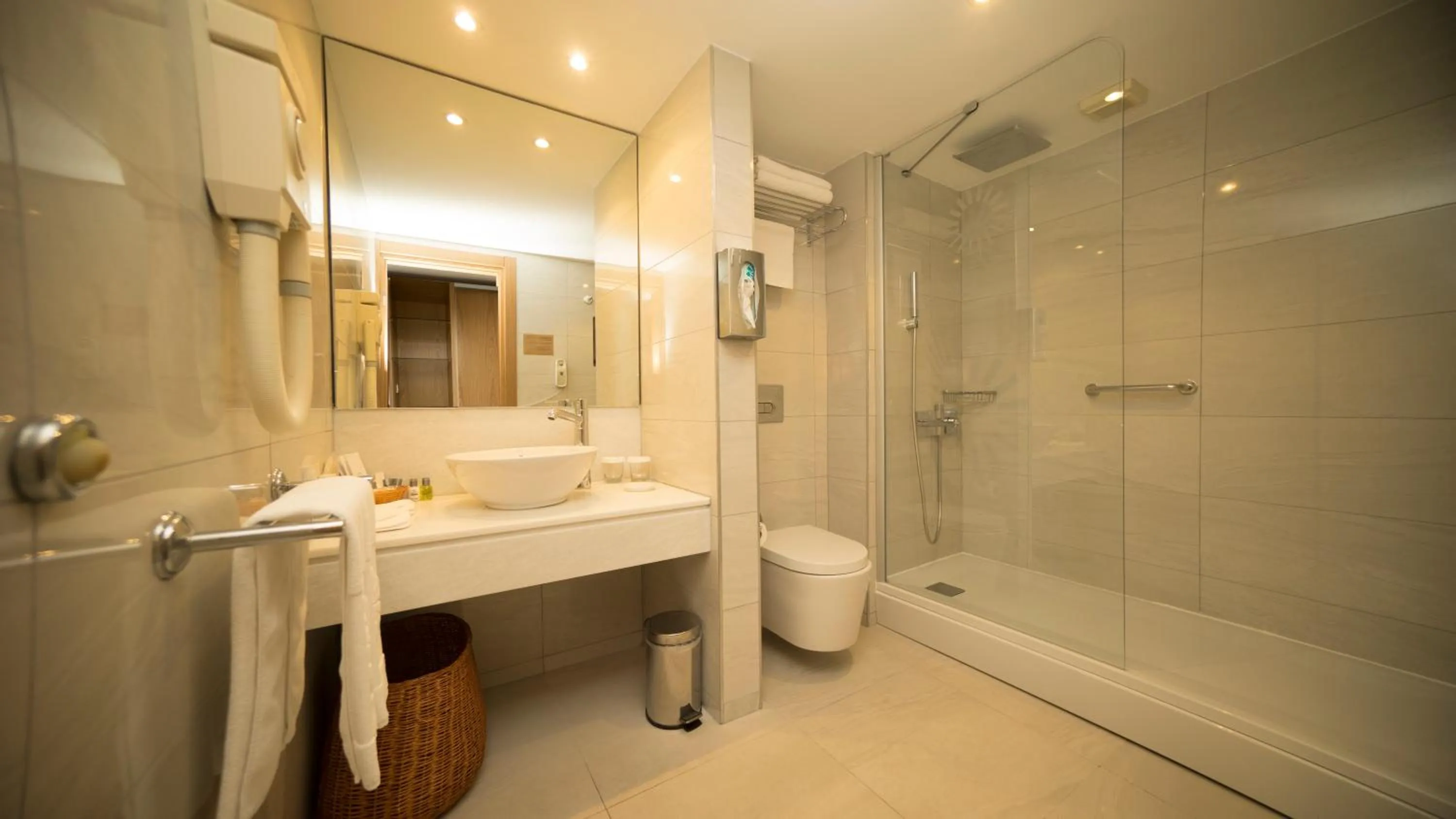 Shower in Grand Hotel Ontur Cesme