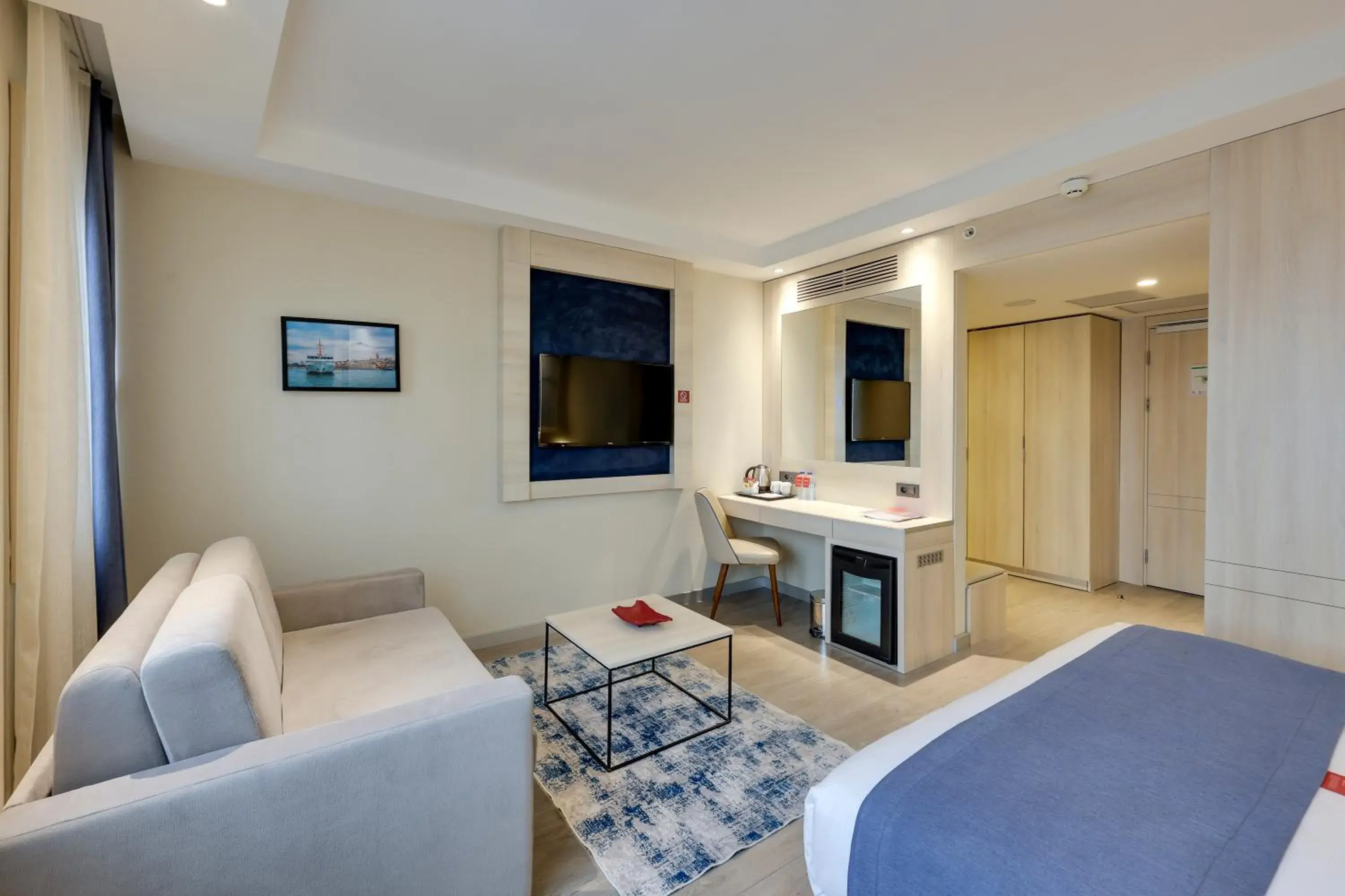 Photo of the whole room, Bed in Ramada by Wyndham Istanbul Old City Photo of the whole room, Bed in Ramada by Wyndham Istanbul Old City