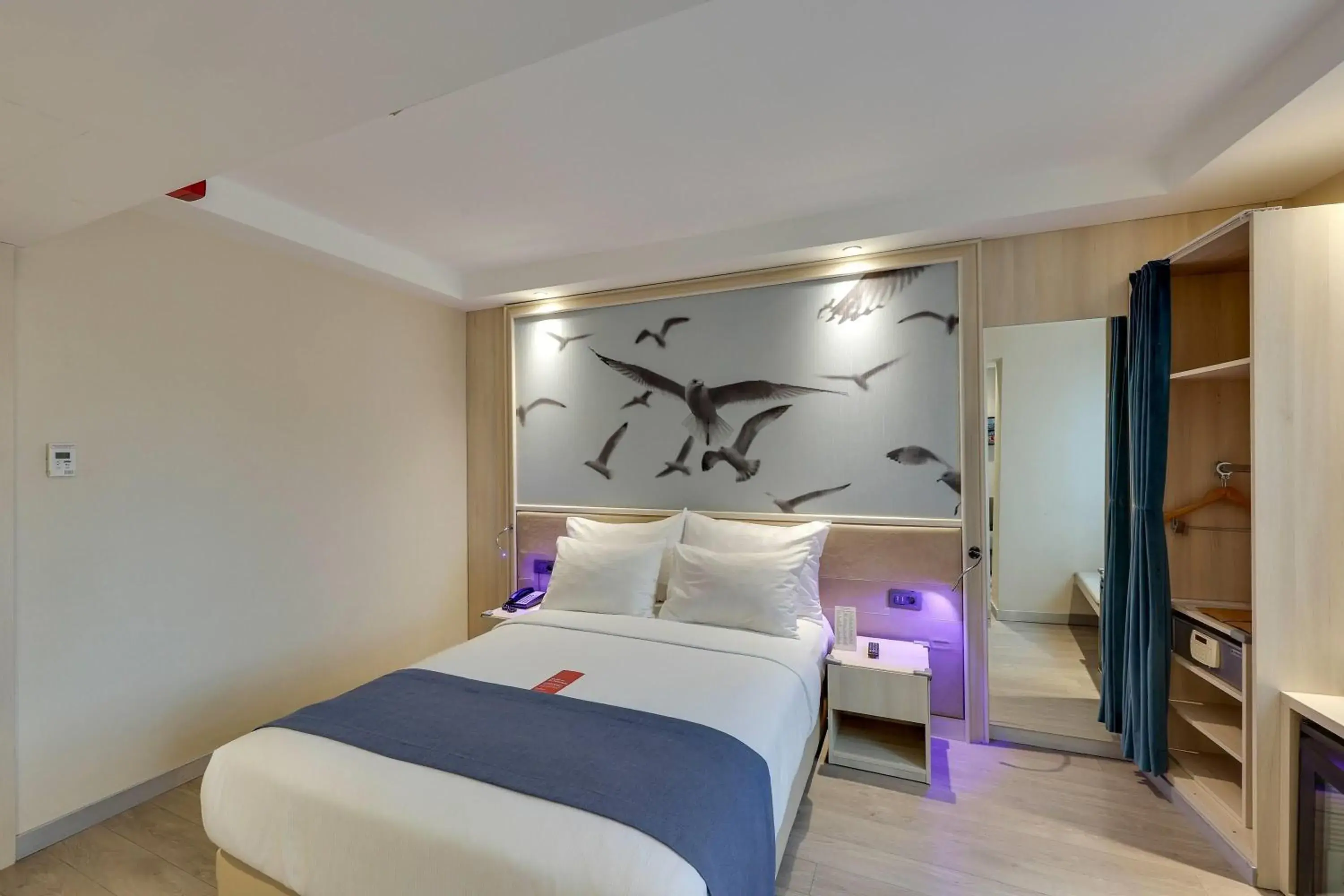 Photo of the whole room, Bed in Ramada by Wyndham Istanbul Old City Photo of the whole room, Bed in Ramada by Wyndham Istanbul Old City