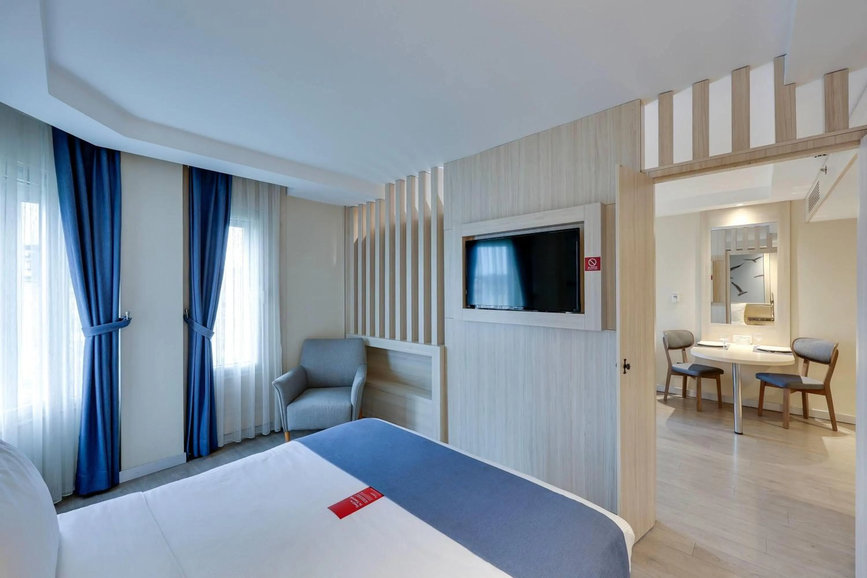 Photo of the whole room, Bed in Ramada by Wyndham Istanbul Old City