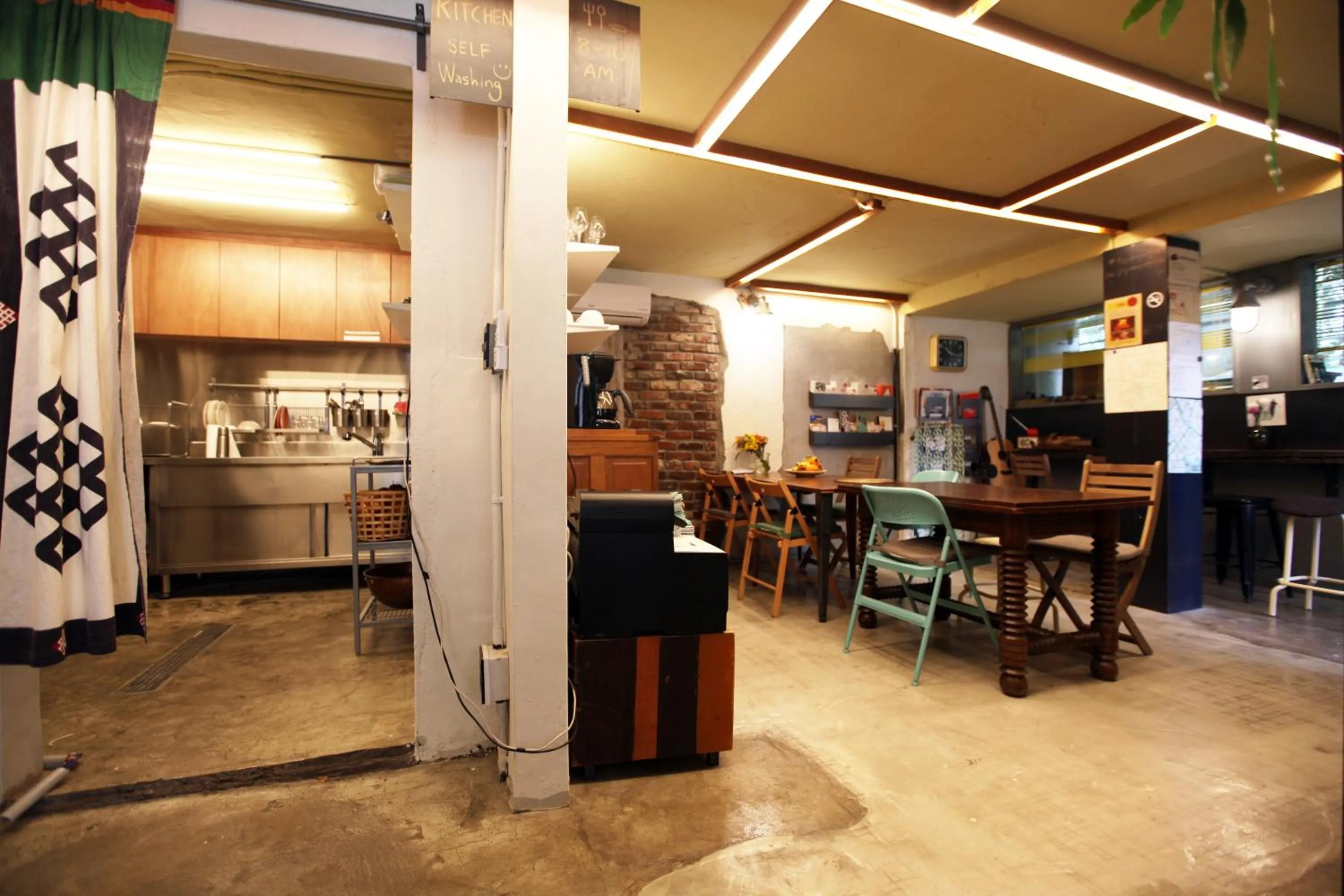 Dining area in Hongdae Guesthouse Pajamaparty