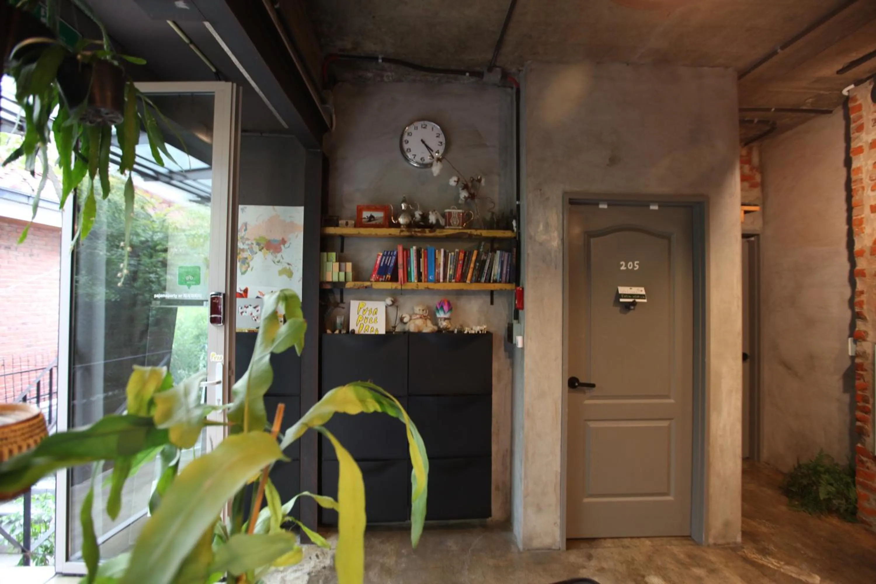 Communal lounge/ TV room in Hongdae Guesthouse Pajamaparty