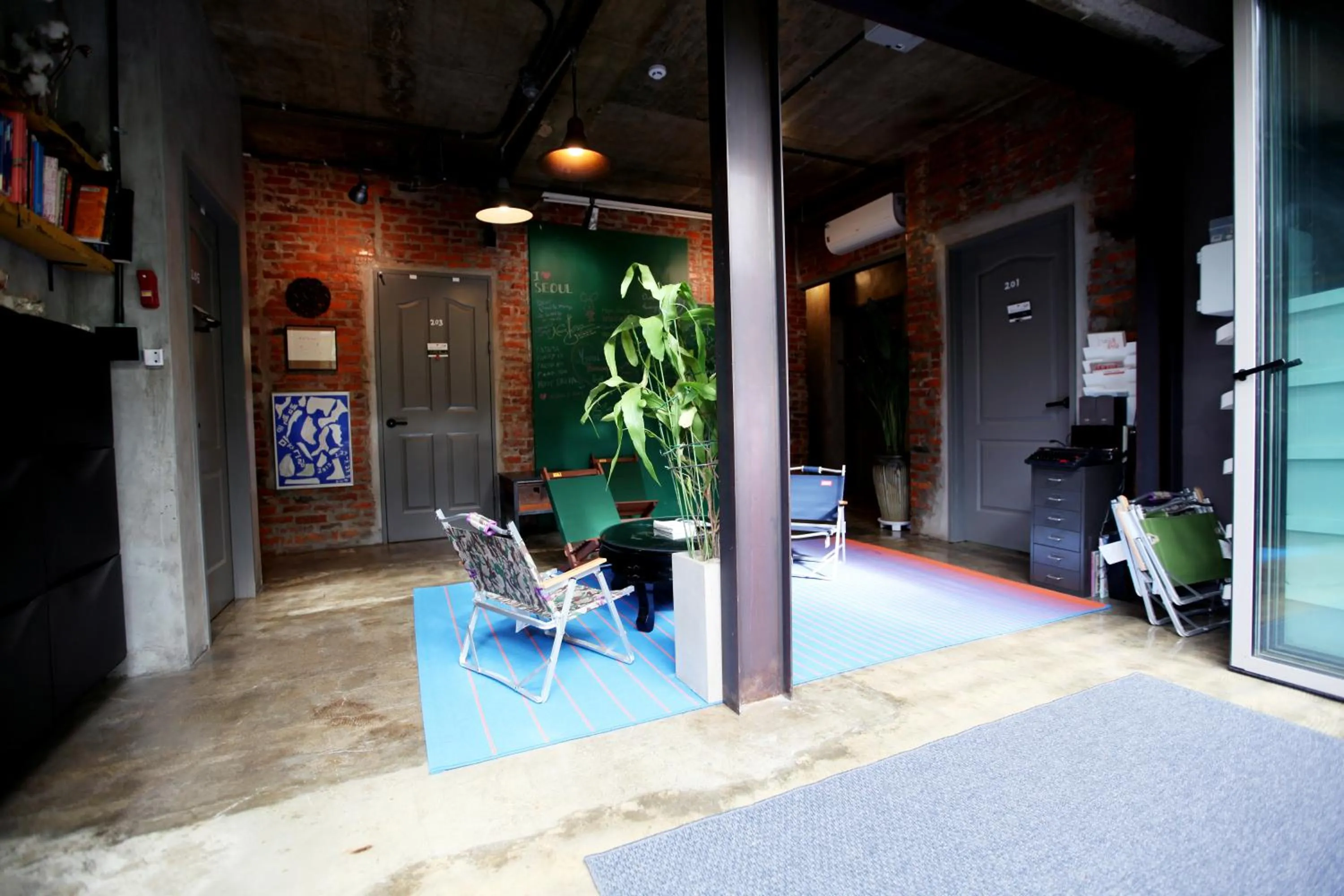 Communal lounge/ TV room in Hongdae Guesthouse Pajamaparty