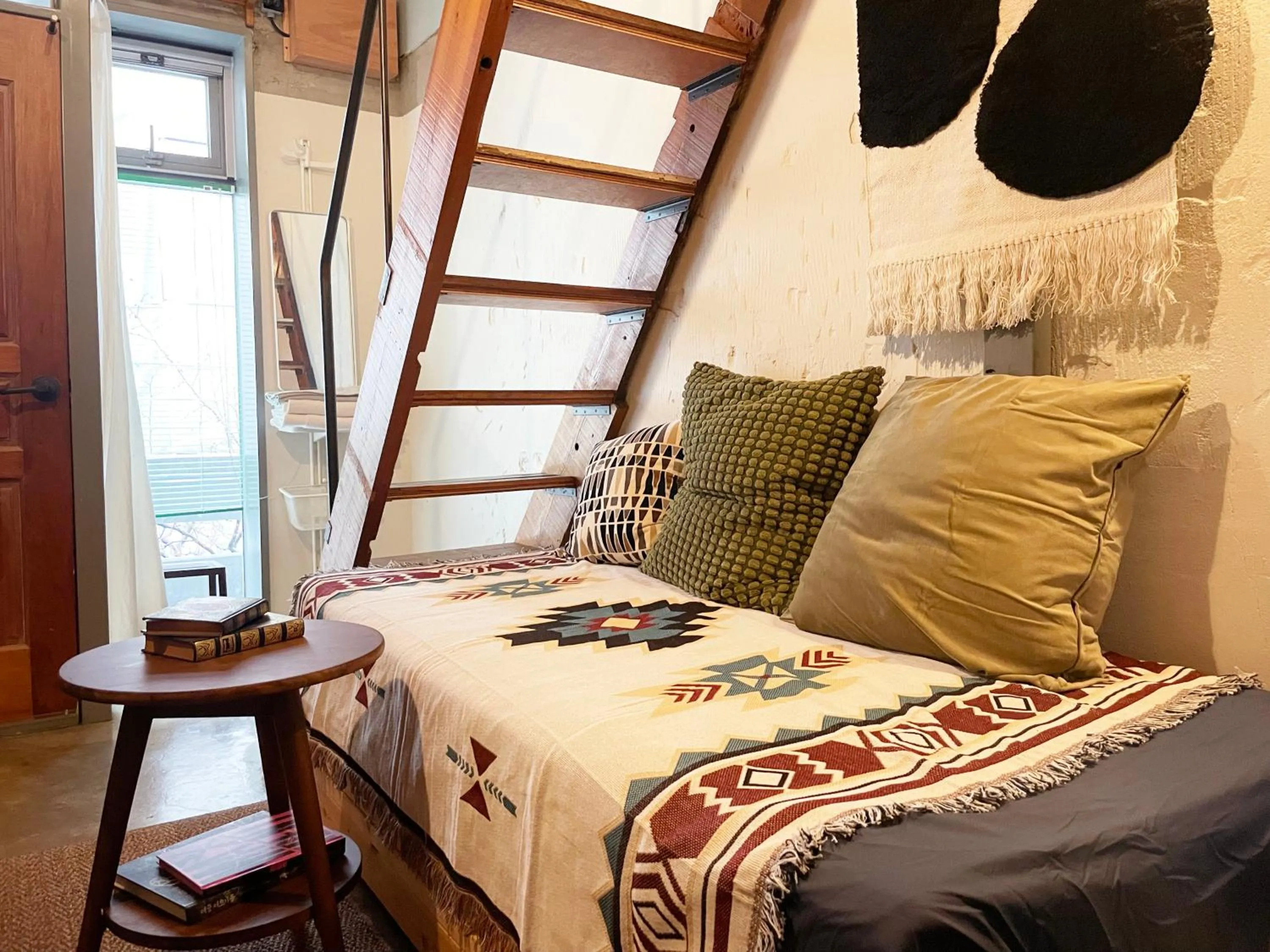 Living room, Bed in Hongdae Guesthouse Pajamaparty
