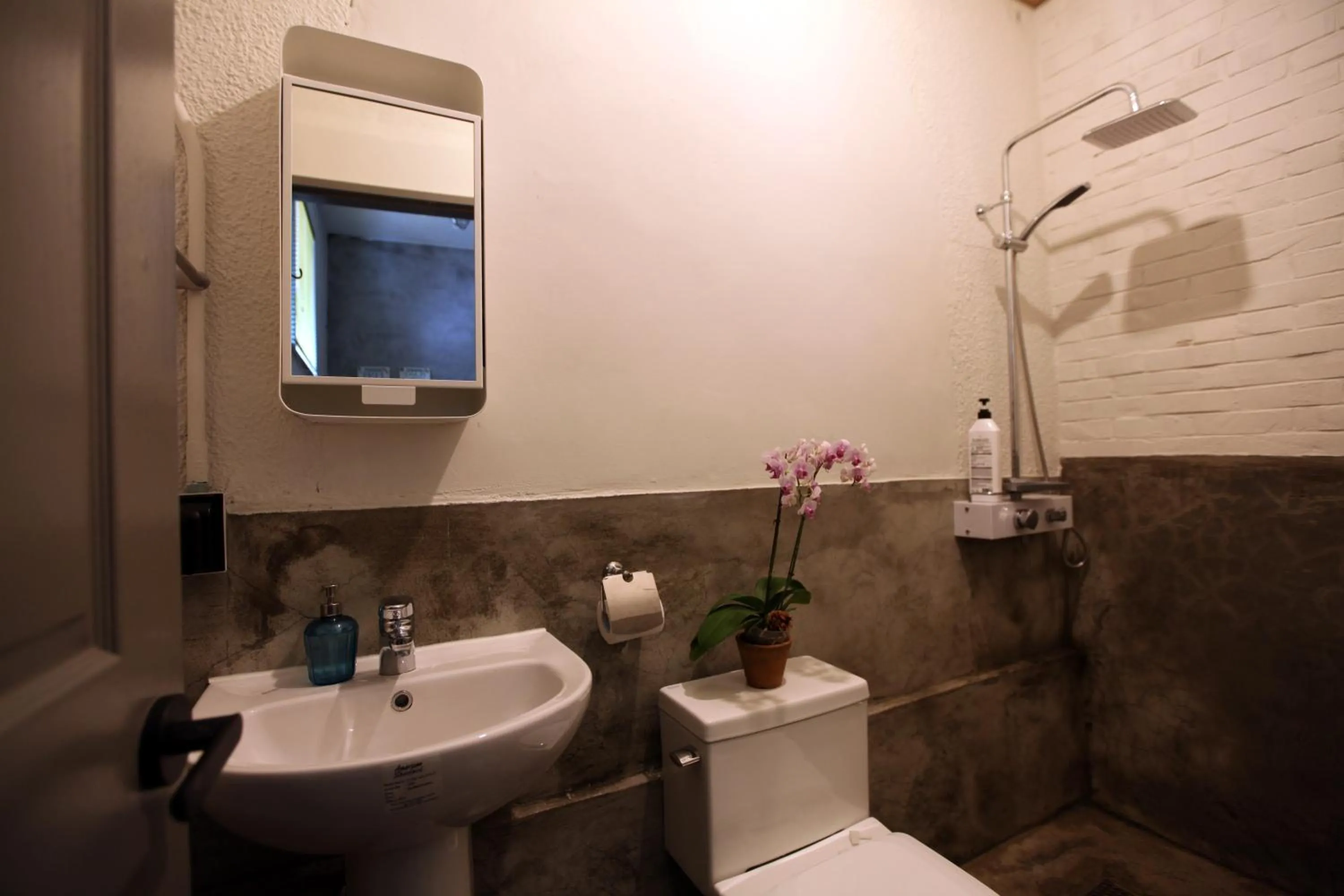 Shower in Hongdae Guesthouse Pajamaparty