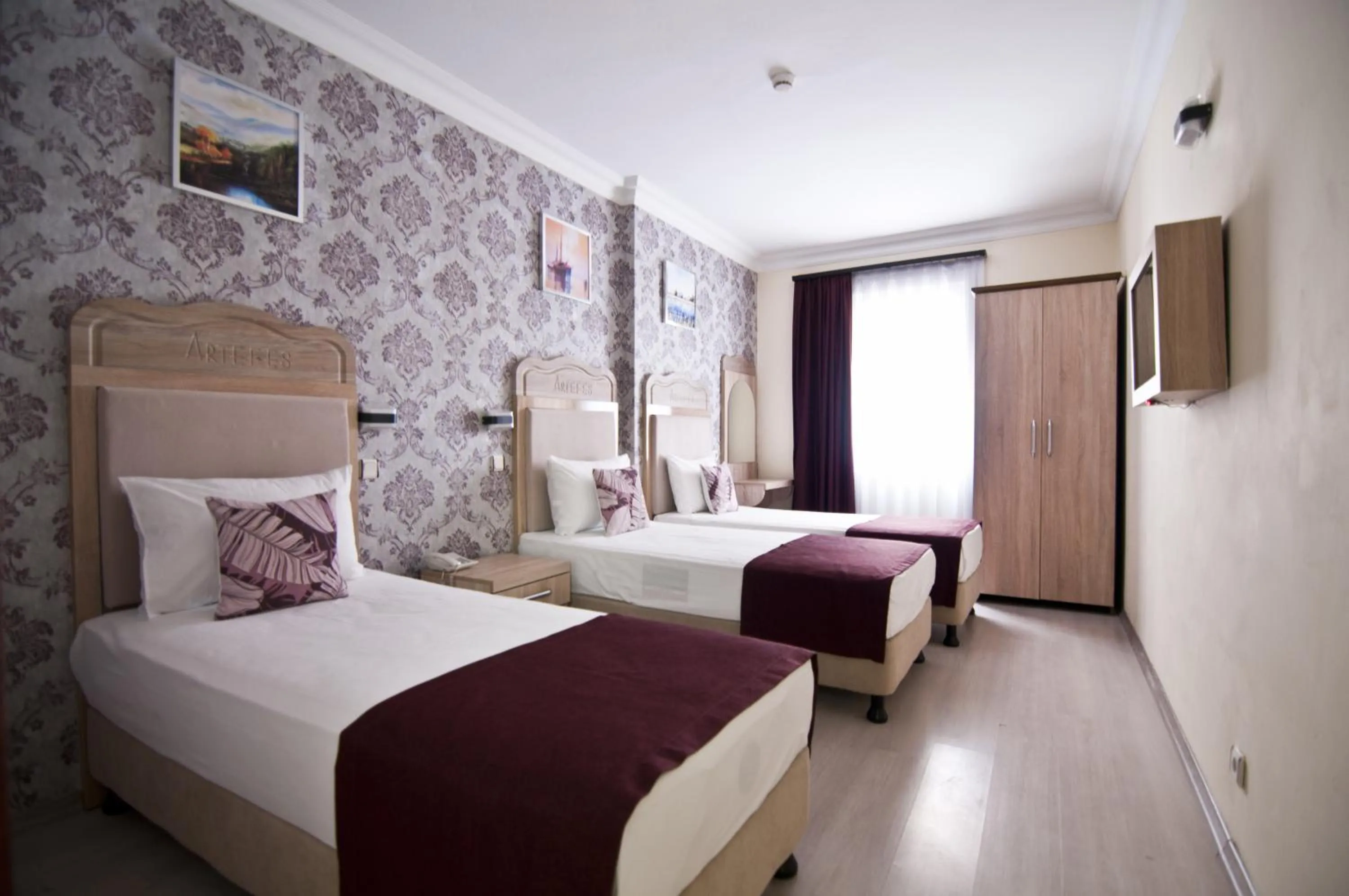 TV and multimedia, Bed in Artefes Hotel Old City