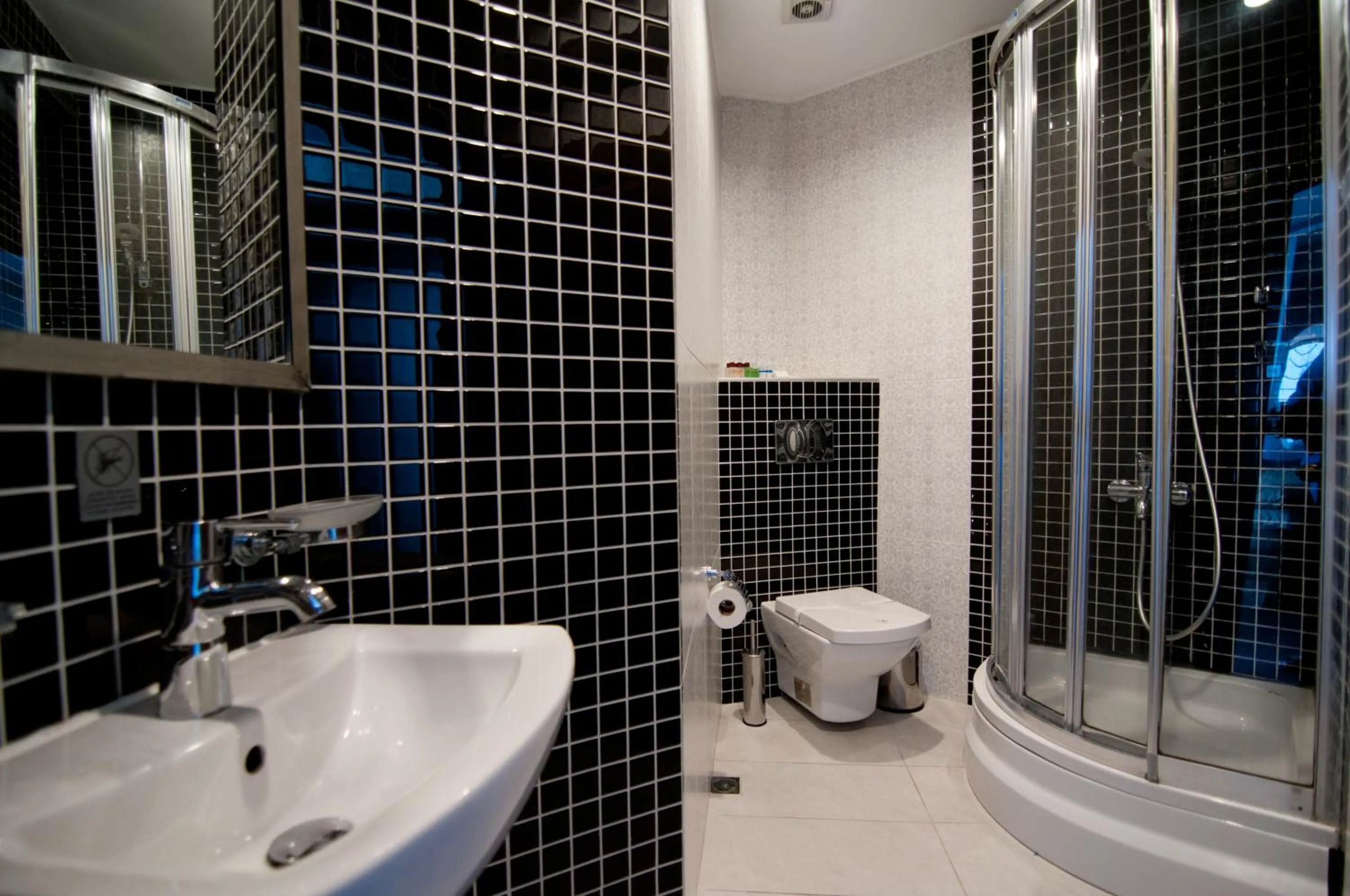 Shower in Artefes Hotel Old City