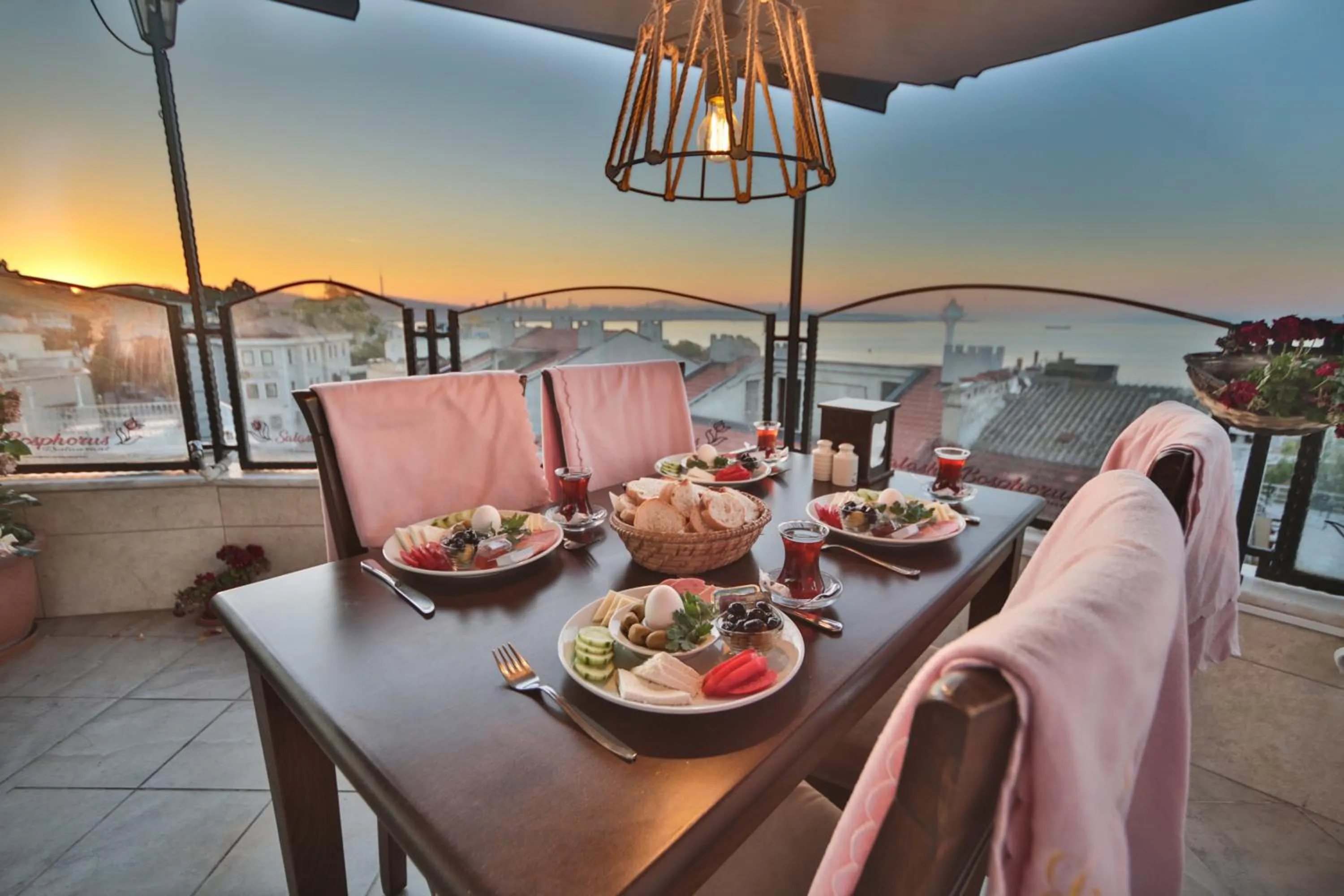 Restaurant/places to eat in Artefes Hotel Old City