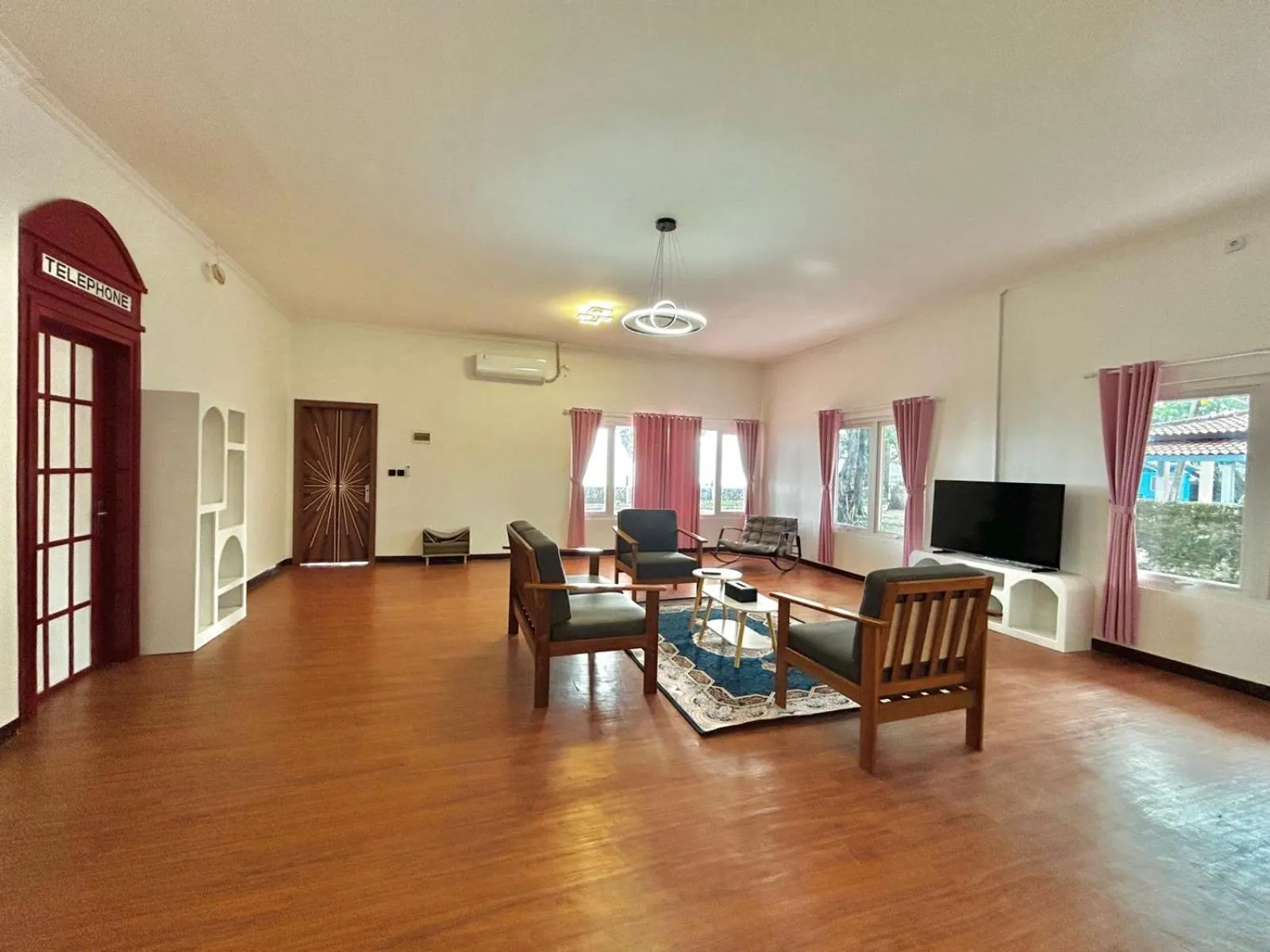 Communal lounge/ TV room in Allisa Resort Hotel