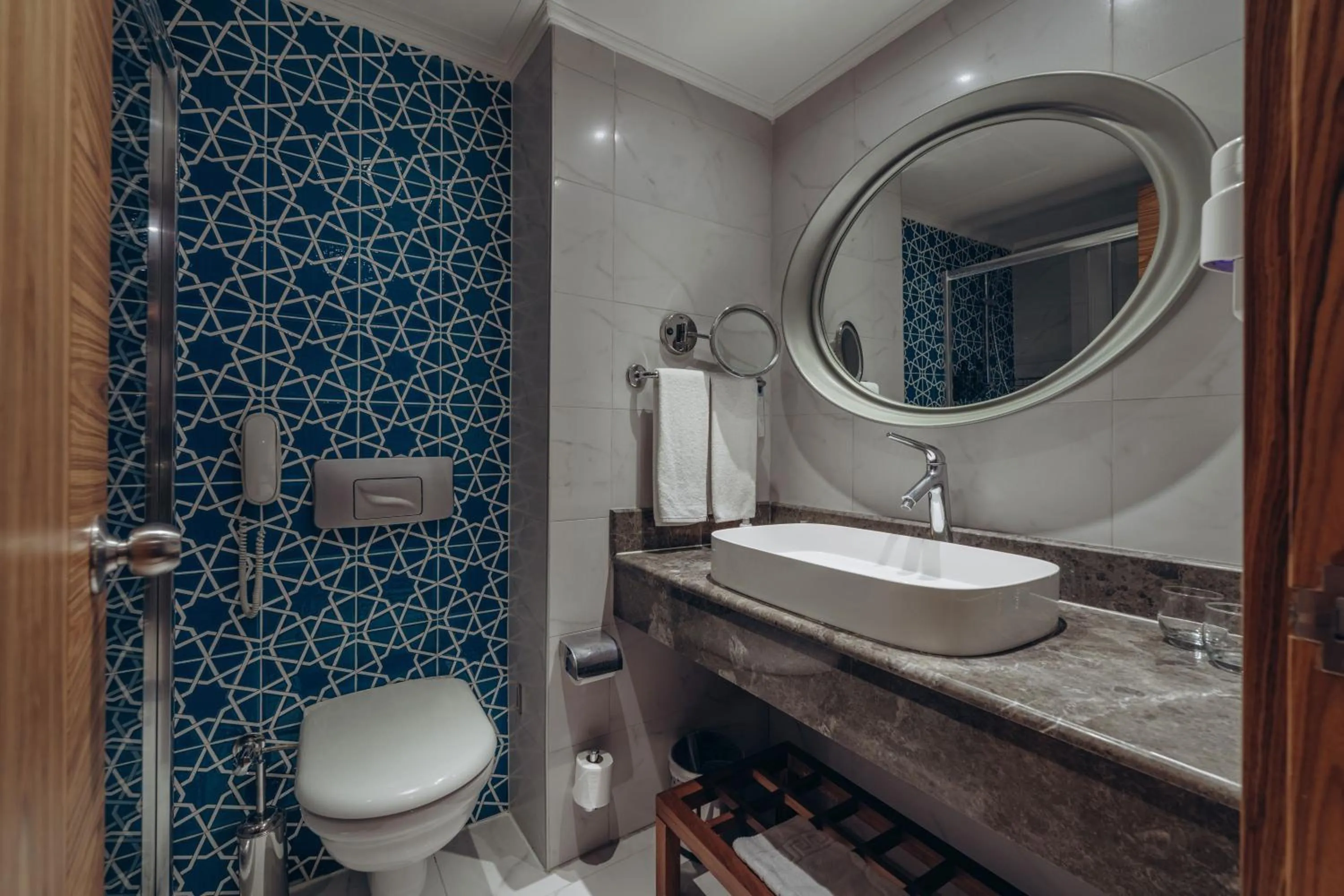 Shower in Paloma Perissia