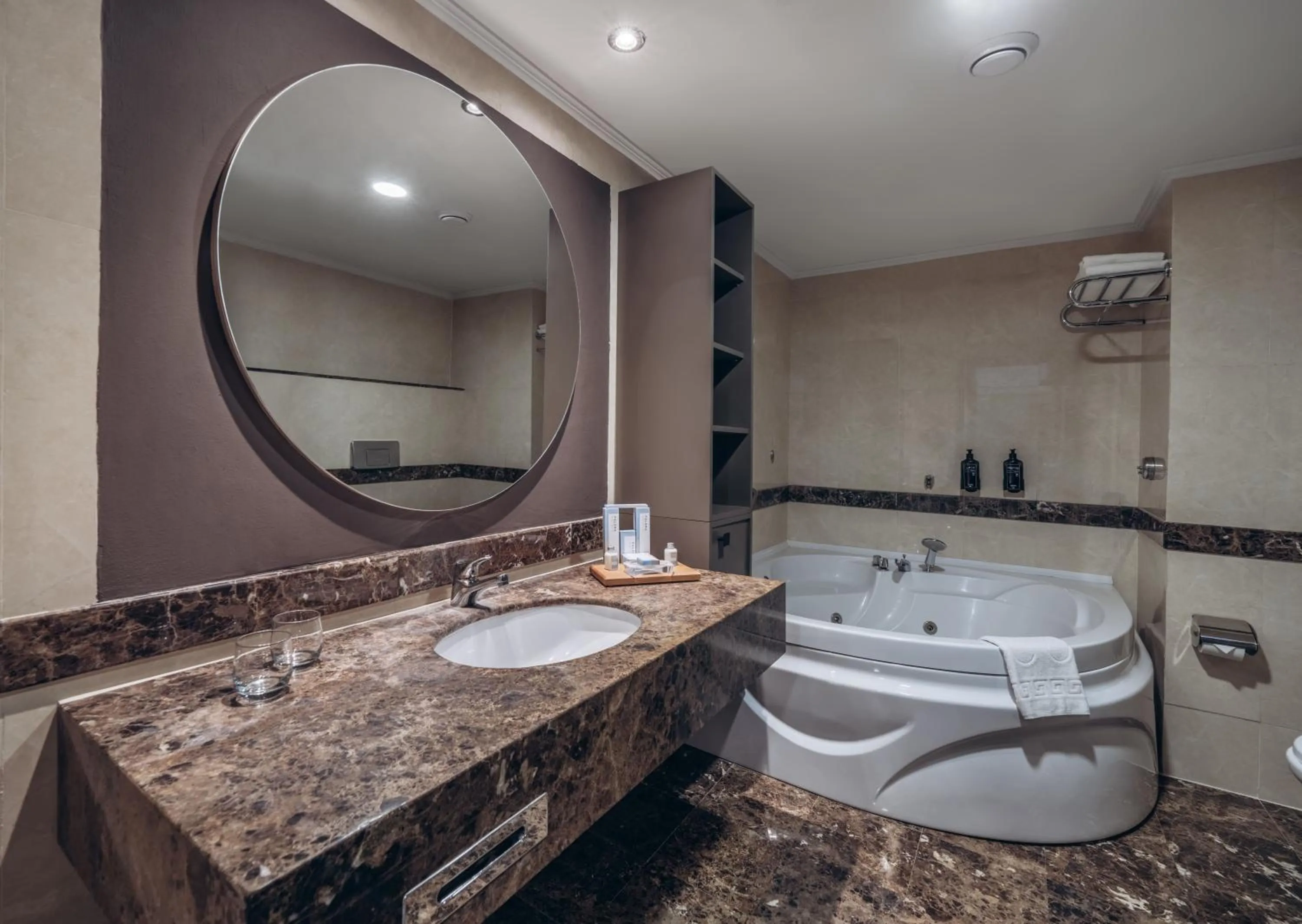 Toilet in Paloma Perissia