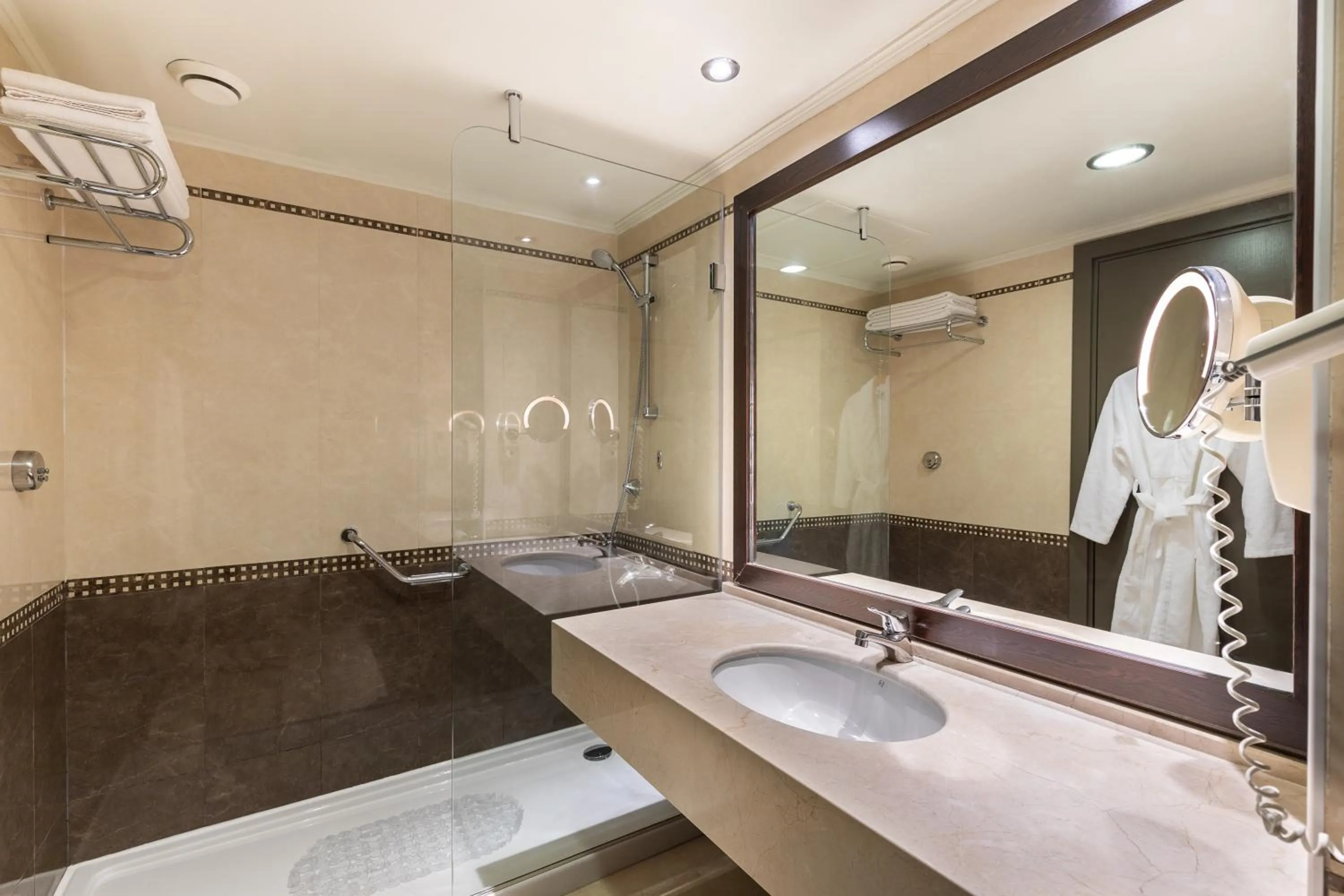 Toilet in Paloma Perissia