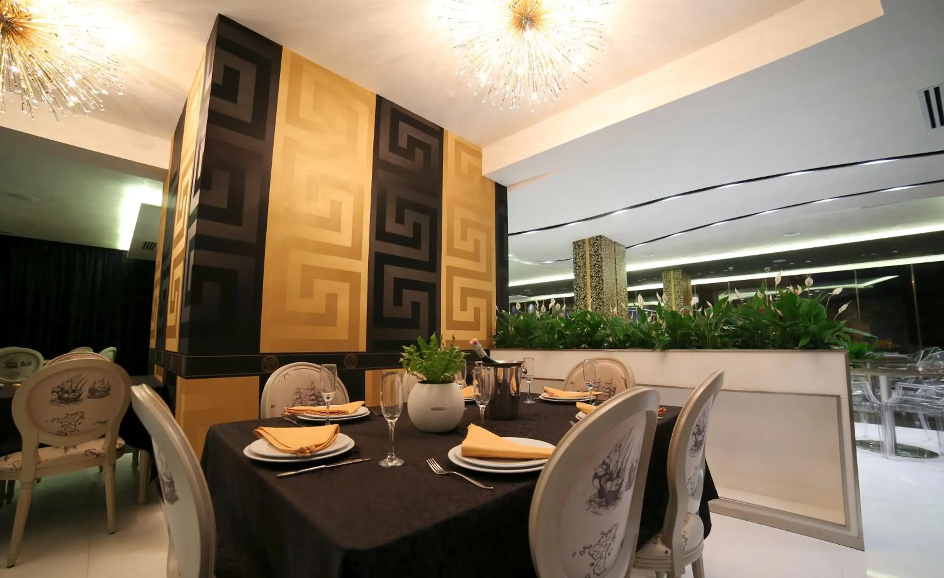 Restaurant/places to eat in Hotel Palace Restaurant/places to eat in Hotel Palace