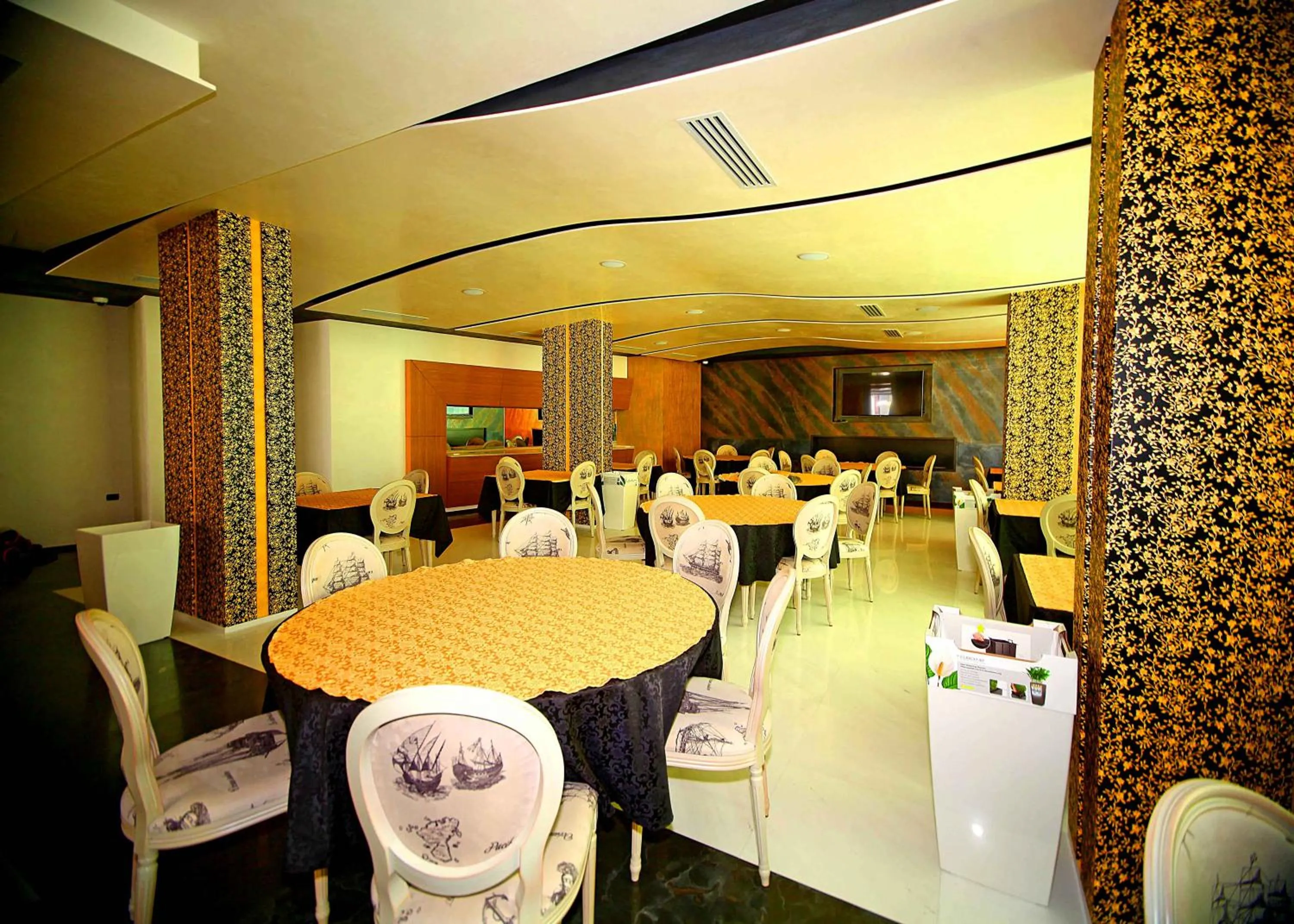 Restaurant/places to eat in Hotel Palace