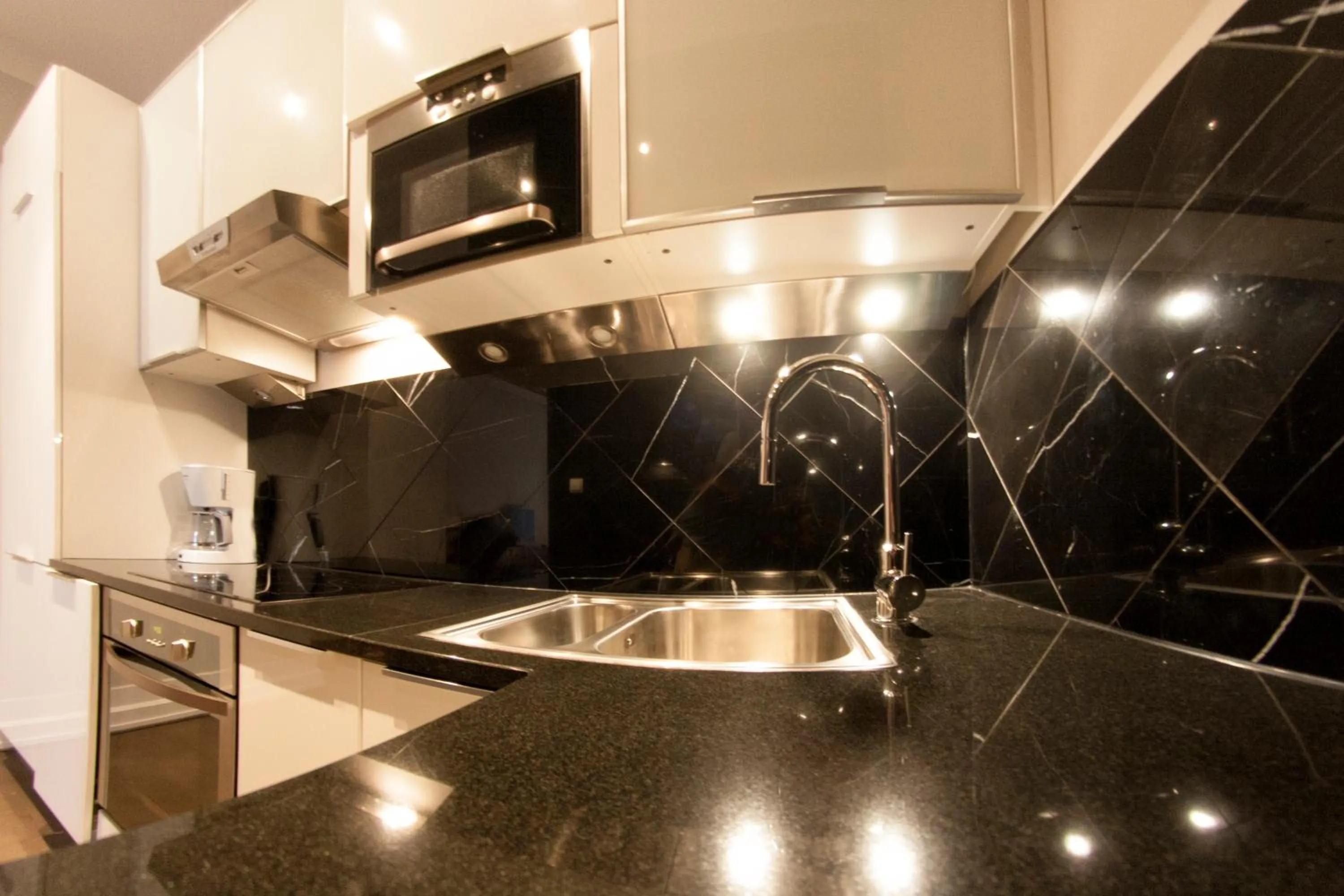 Kitchen or kitchenette in Yourplace Biskupia Old Town Apartments