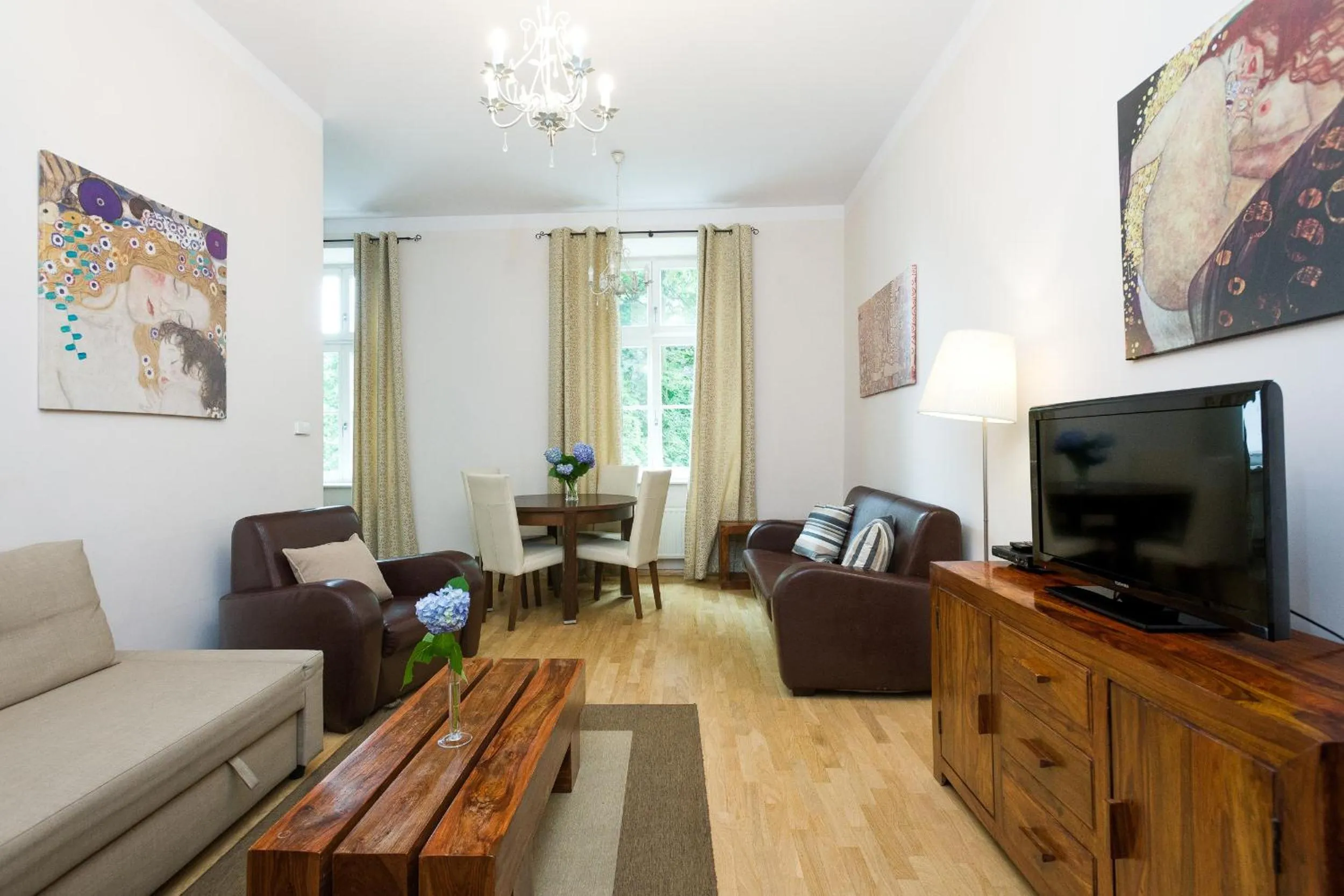 Communal lounge/ TV room in Yourplace Biskupia Old Town Apartments