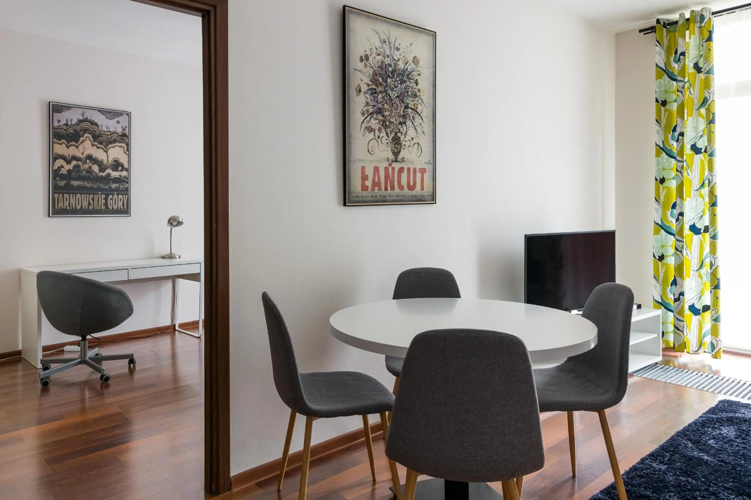 TV and multimedia in Yourplace Biskupia Old Town Apartments