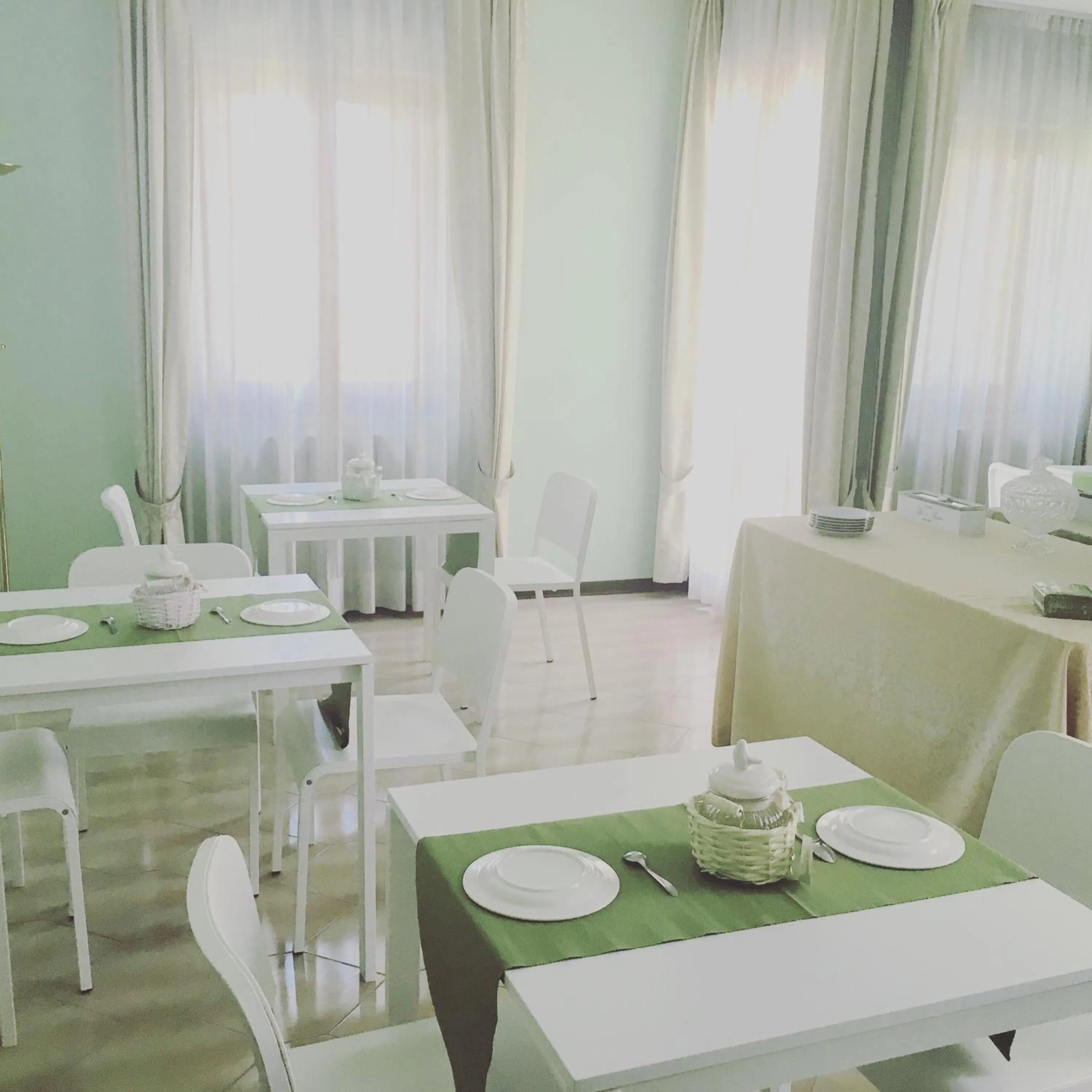 Communal lounge/ TV room in Pollutrendy