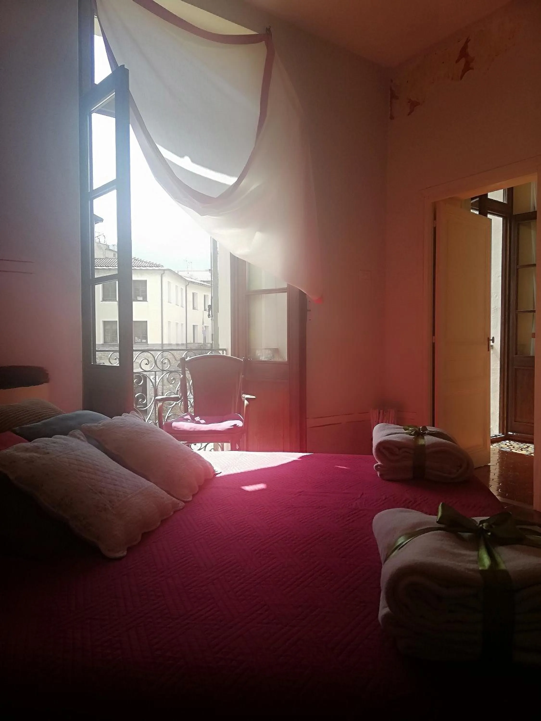 Photo of the whole room, Bed in La Casa Rosa