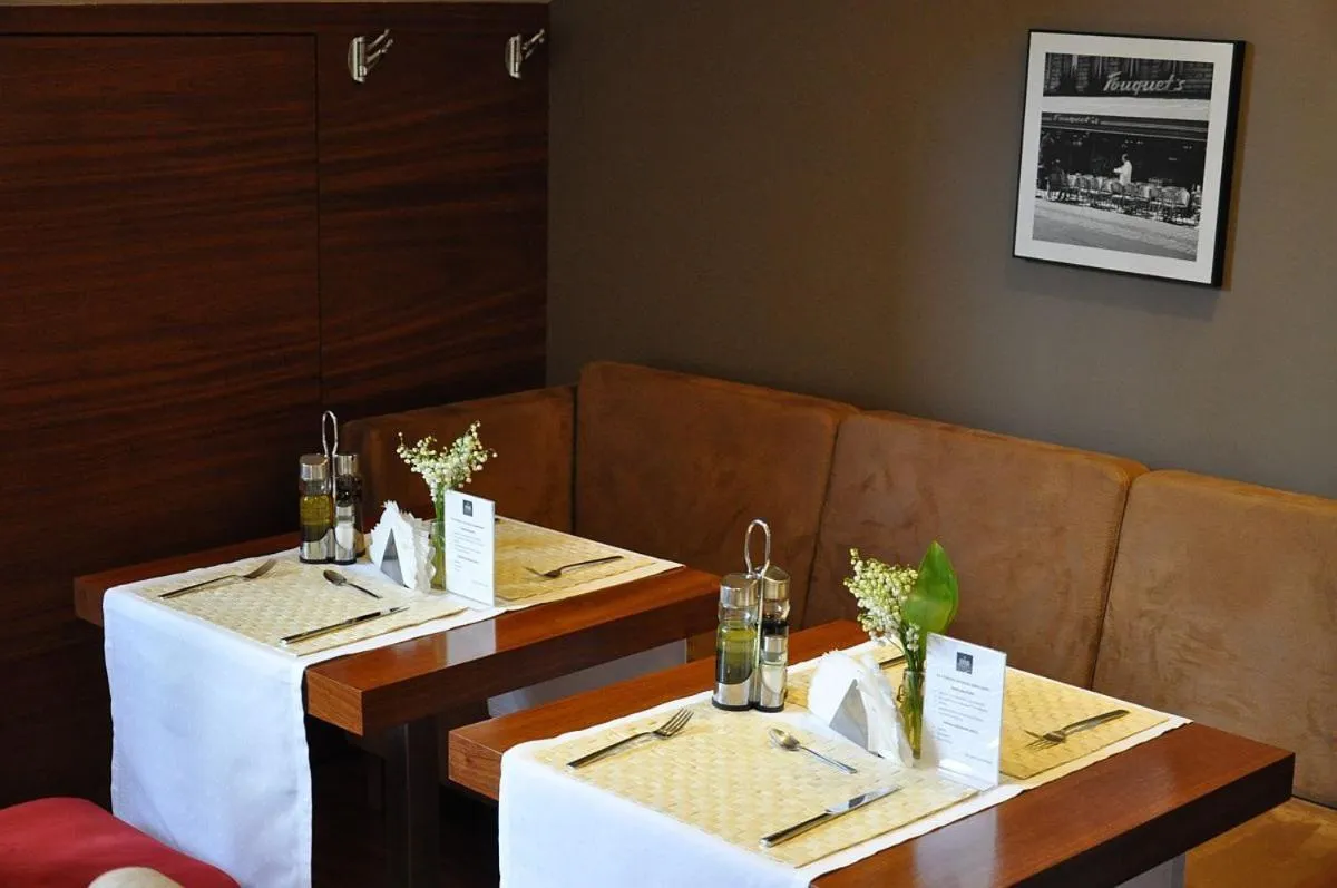 Restaurant/places to eat in Hotel Atrium