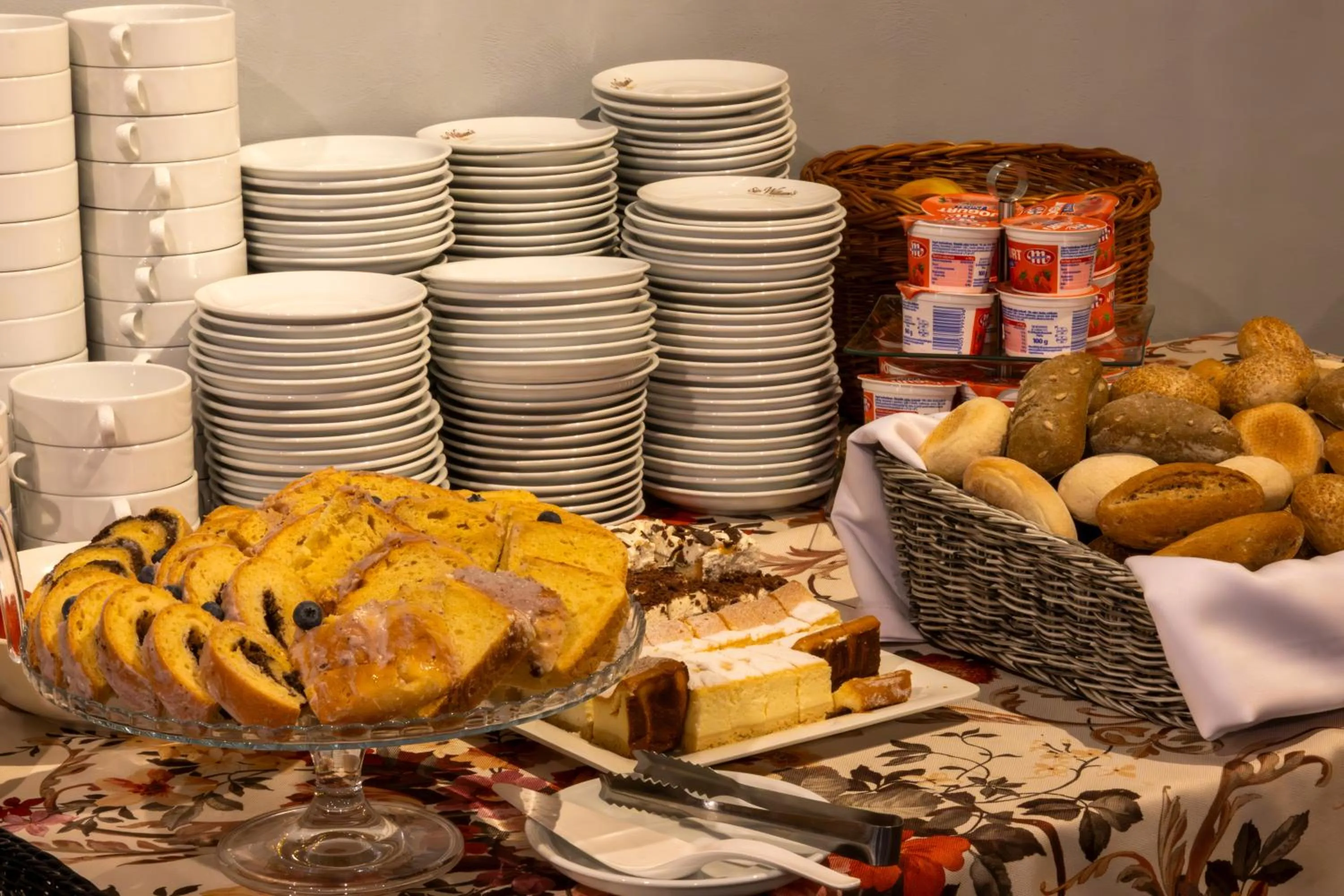 Restaurant/places to eat in Hit Hotel