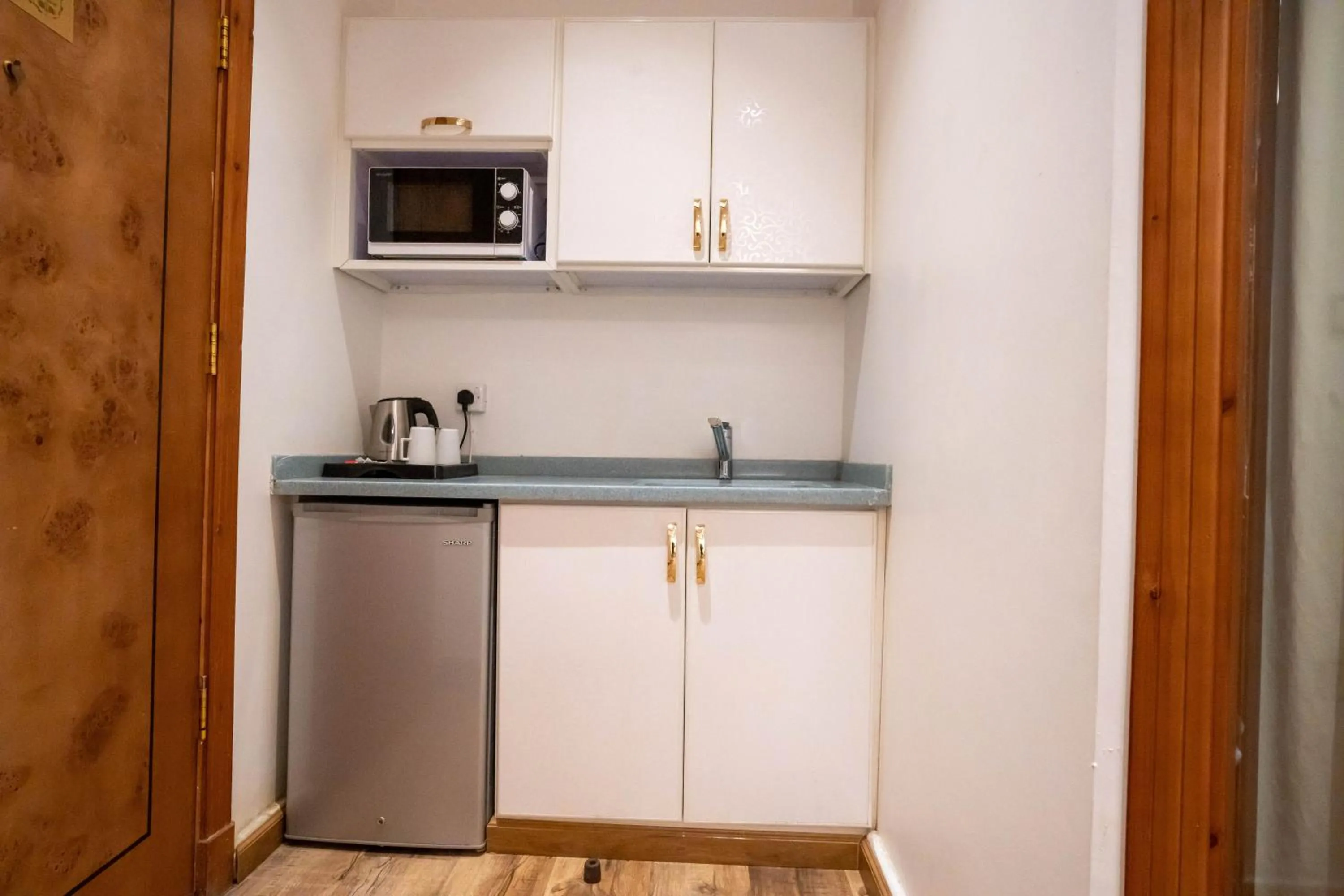 Kitchen or kitchenette in Platinum Al Khamseen Serviced Apartments