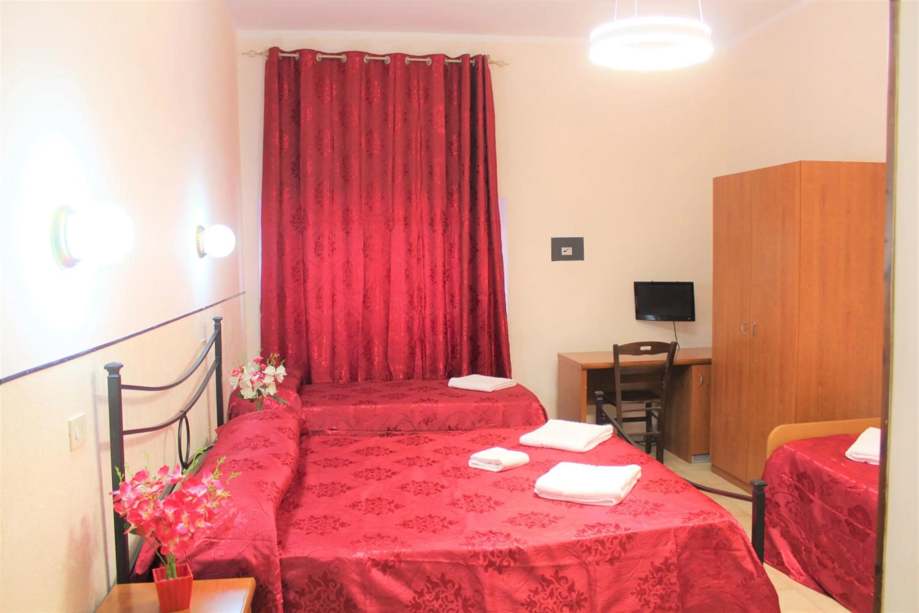 Living room, Bed in Hotel Eurorooms