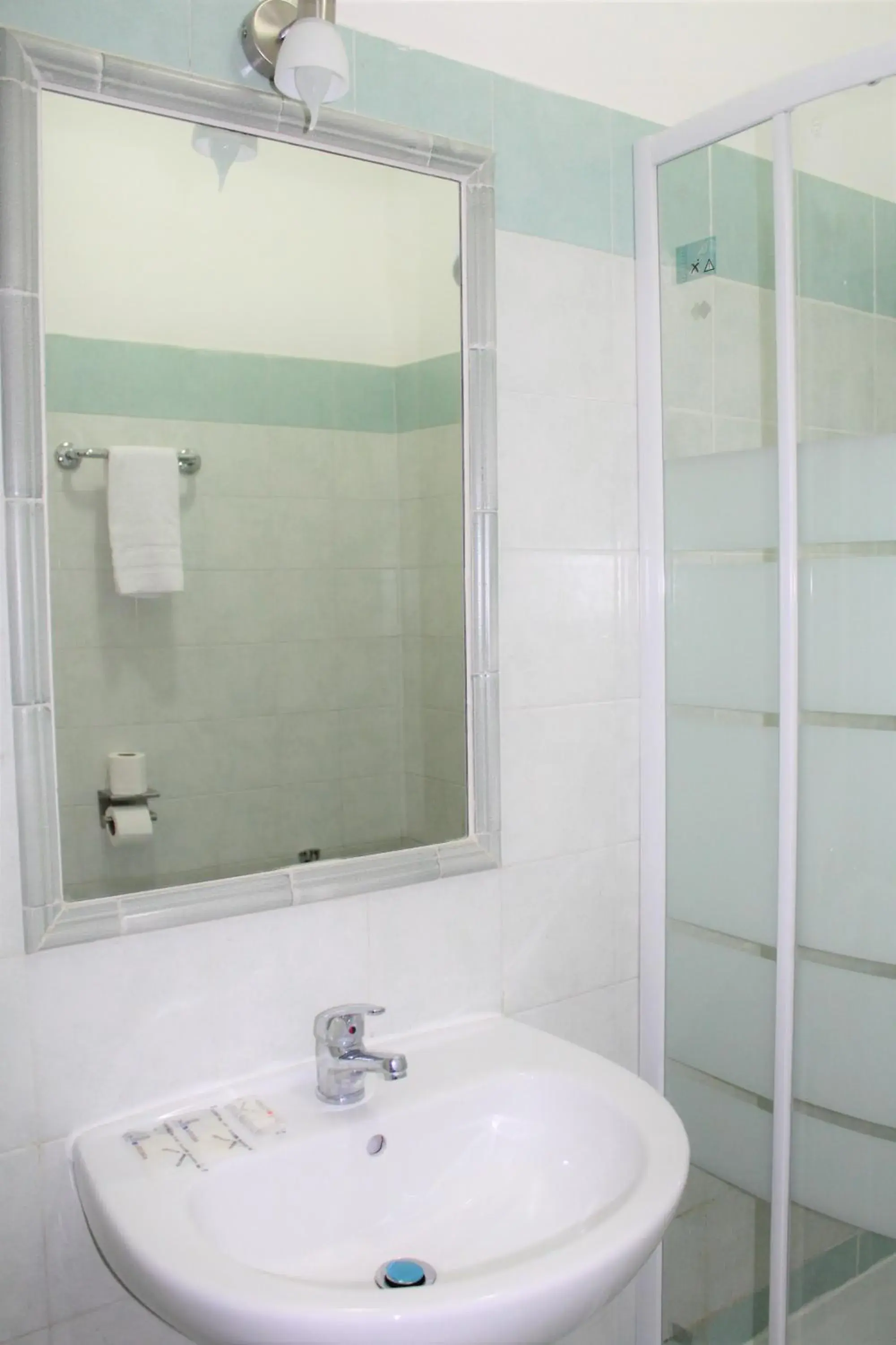 Bathroom in Hotel Eurorooms Bathroom in Hotel Eurorooms