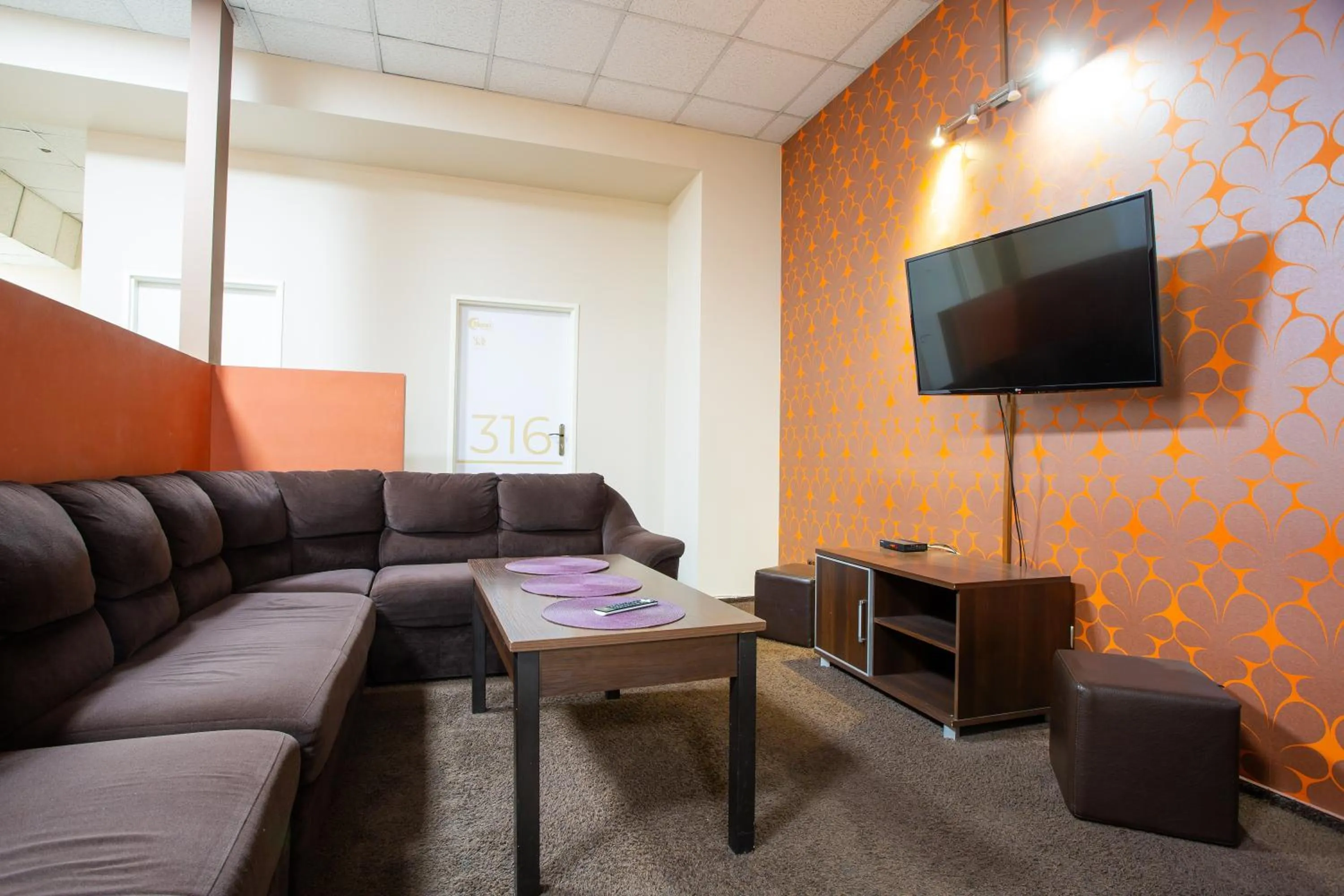 Communal lounge/ TV room in Moon Hostel Wrocław