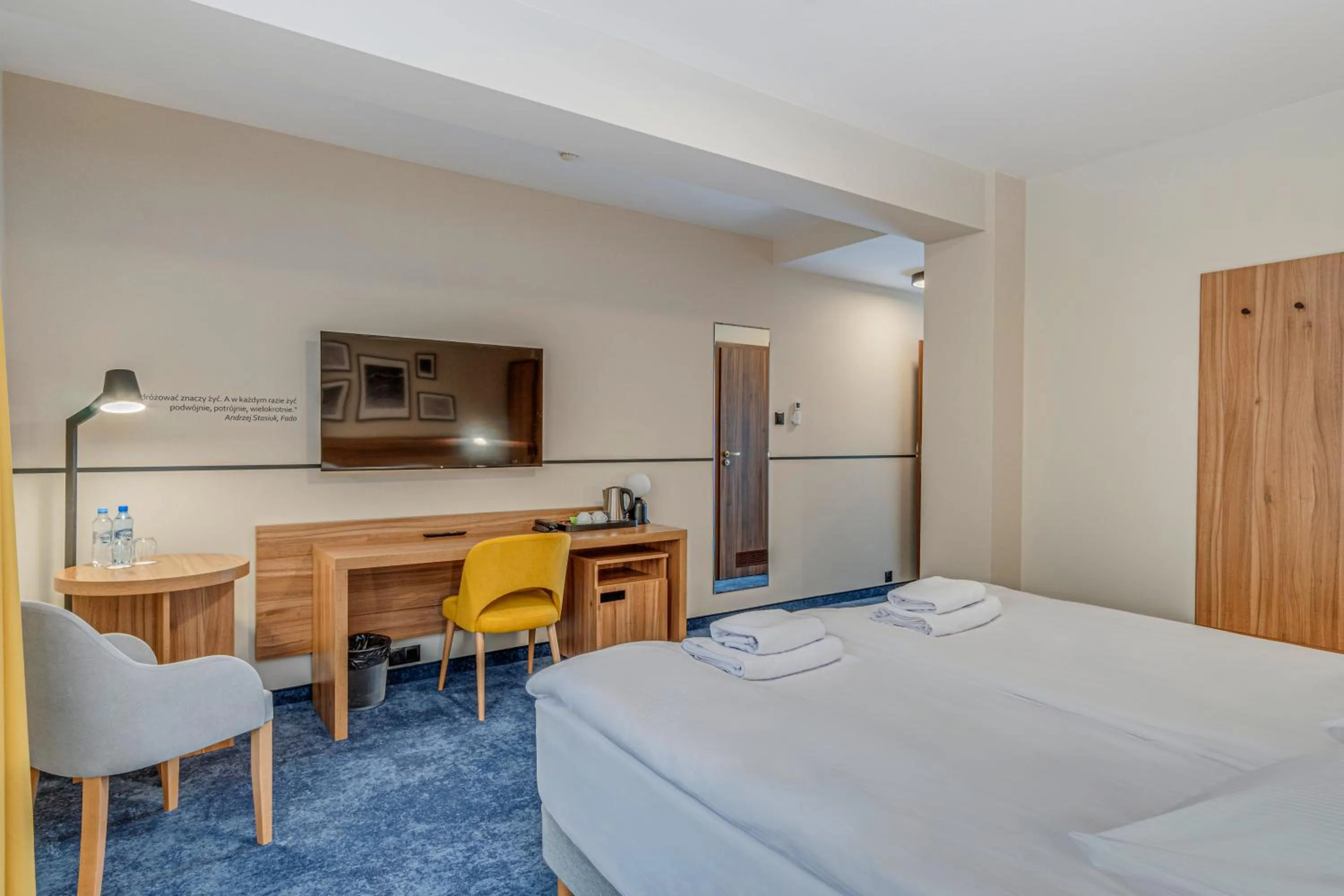 Living room, Bed in Tulip Hotels - Wroclaw Centre