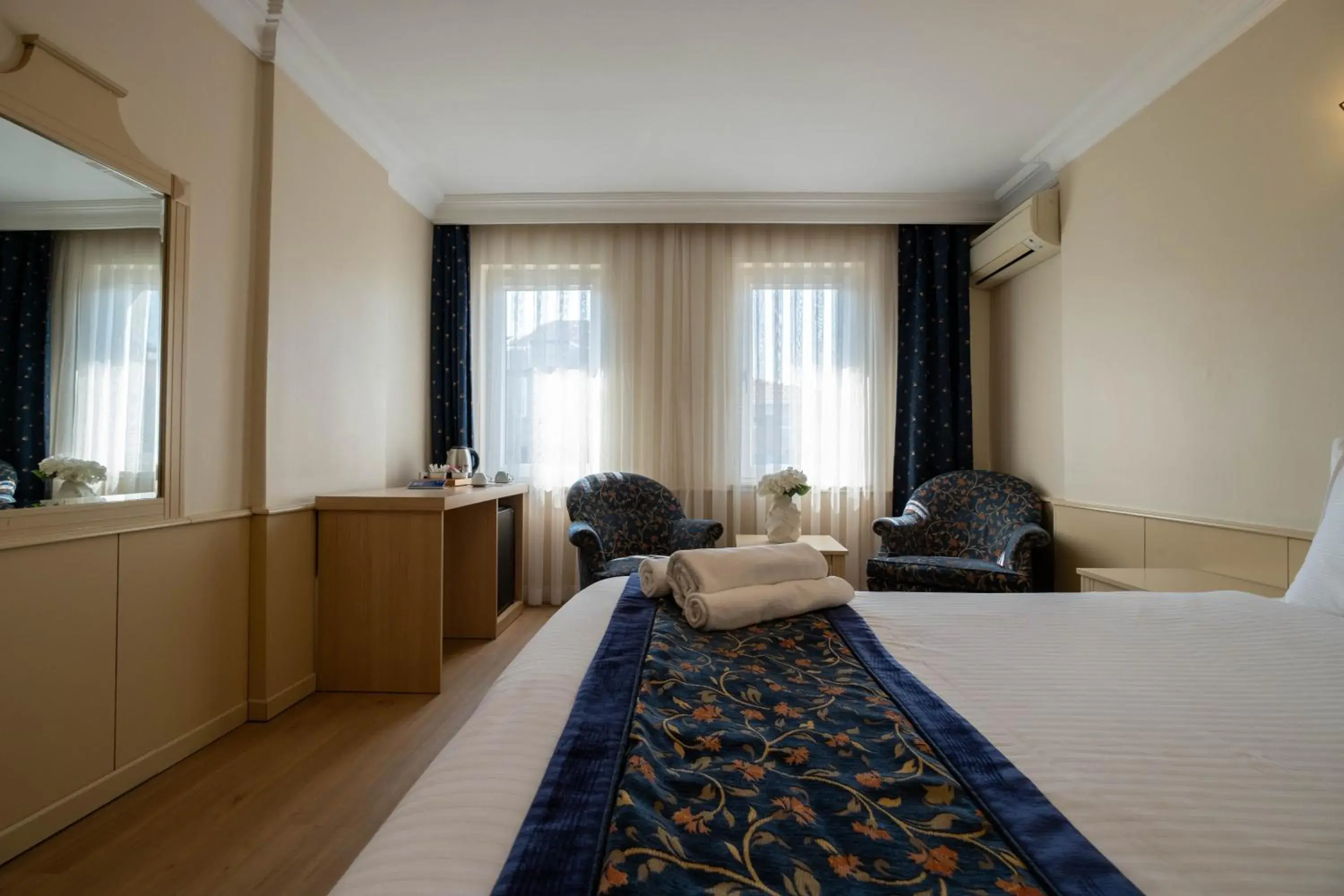 TV and multimedia, Bed in Berr Hotel TV and multimedia, Bed in Berr Hotel