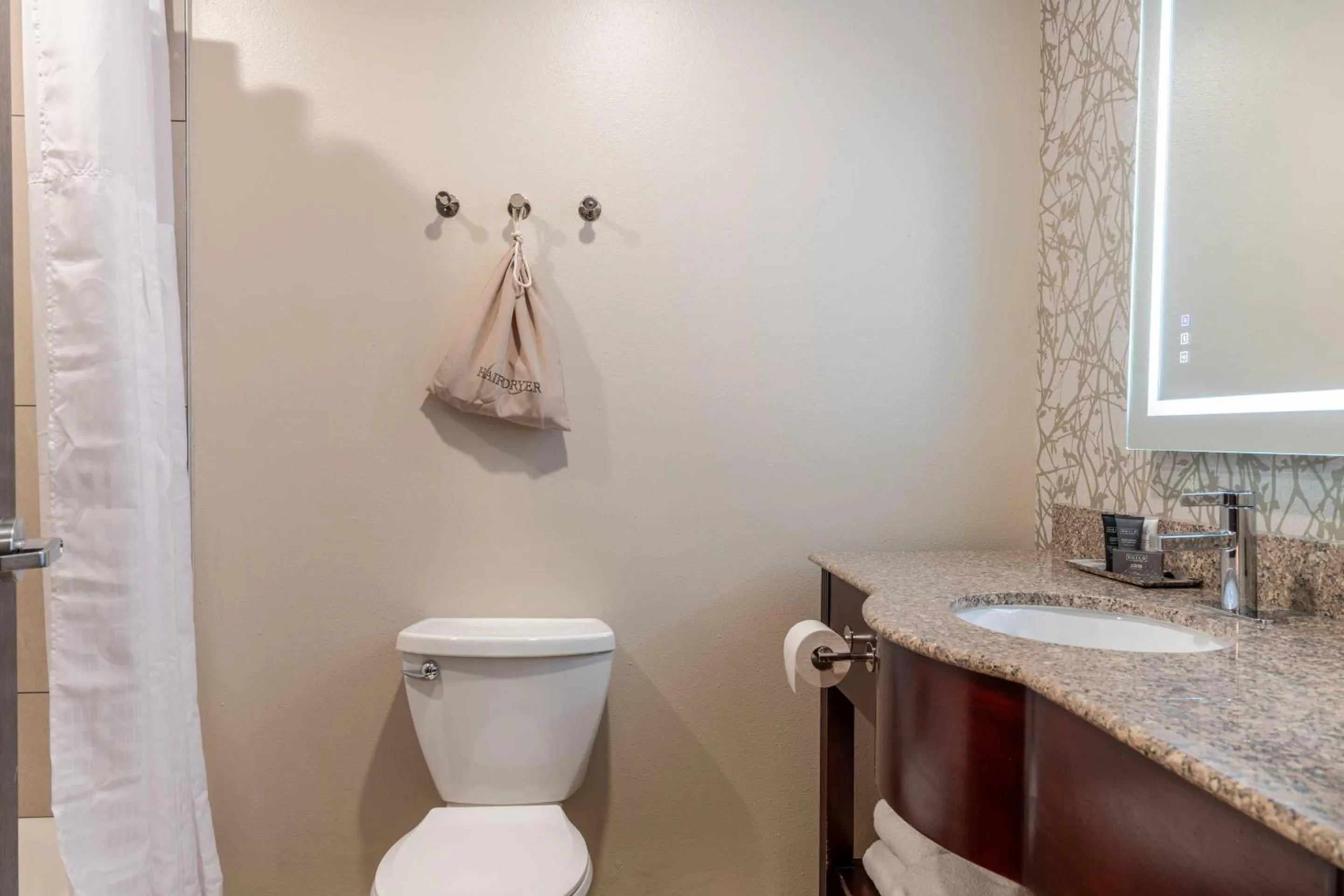 Bedroom in The Chandler Inn Bethlehem - Littleton, an Ascend Collection Hotel