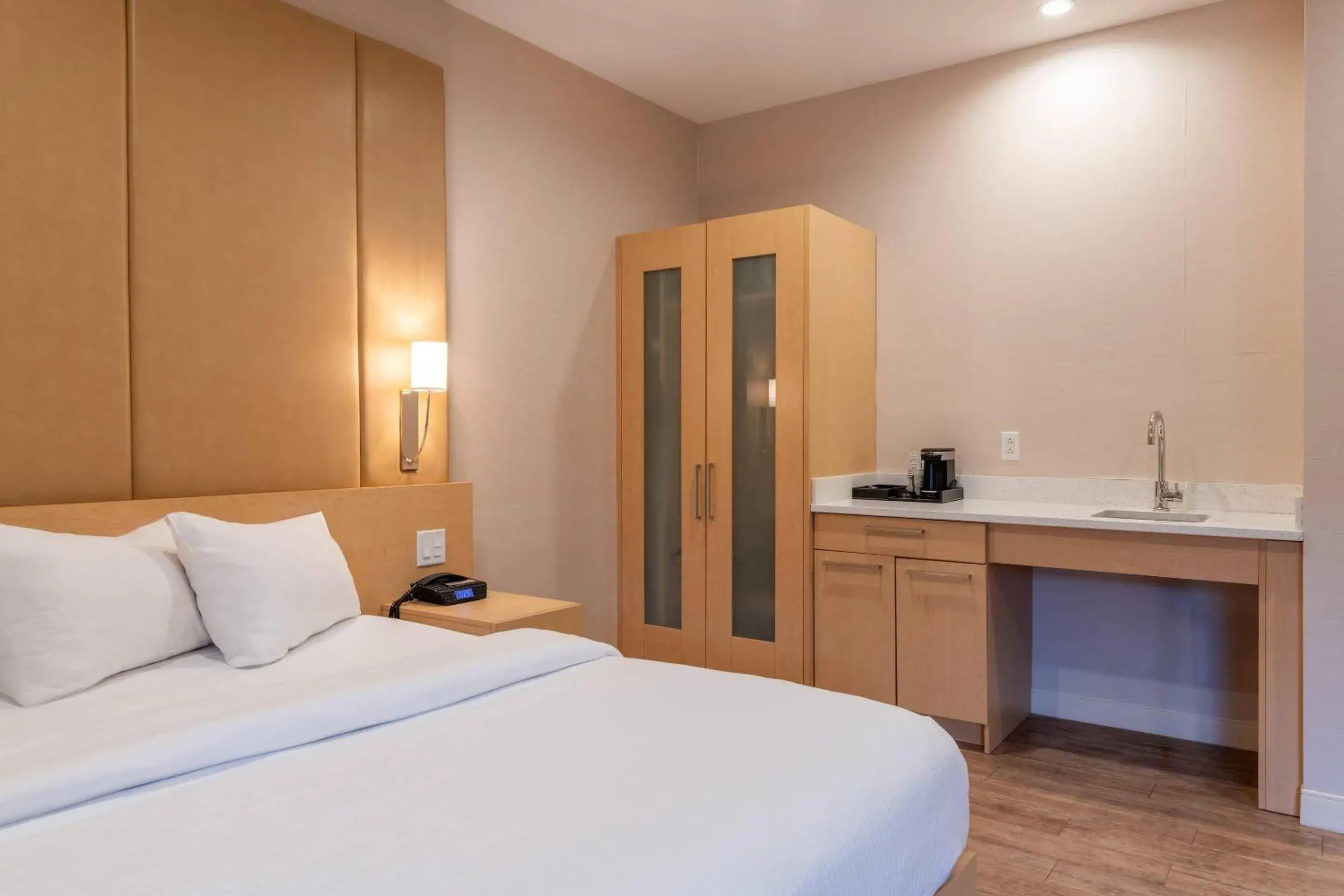 Bedroom, Bed in The Chandler Inn Bethlehem - Littleton, an Ascend Collection Hotel Bedroom, Bed in The Chandler Inn Bethlehem - Littleton, an Ascend Collection Hotel