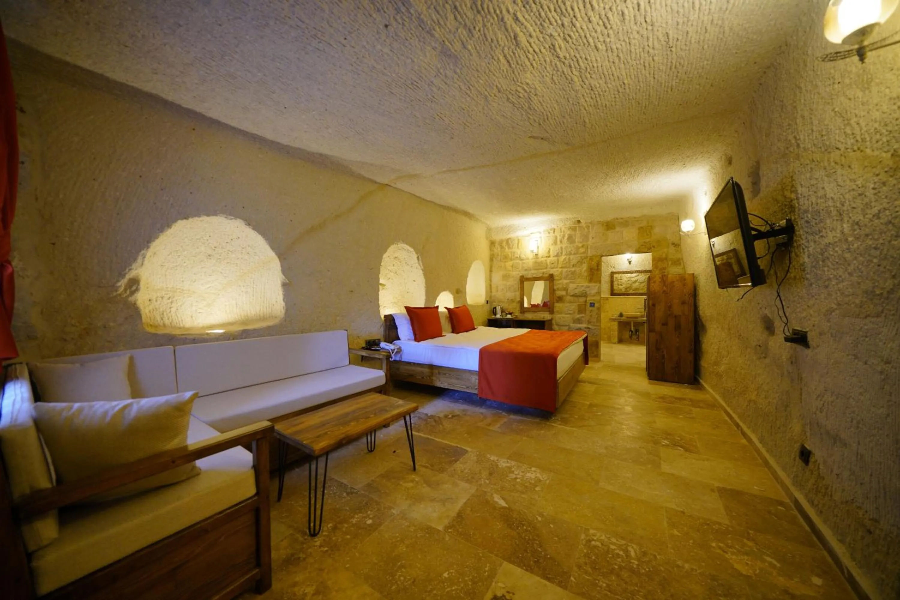 Photo of the whole room, Bed in Vezir Cave Suites