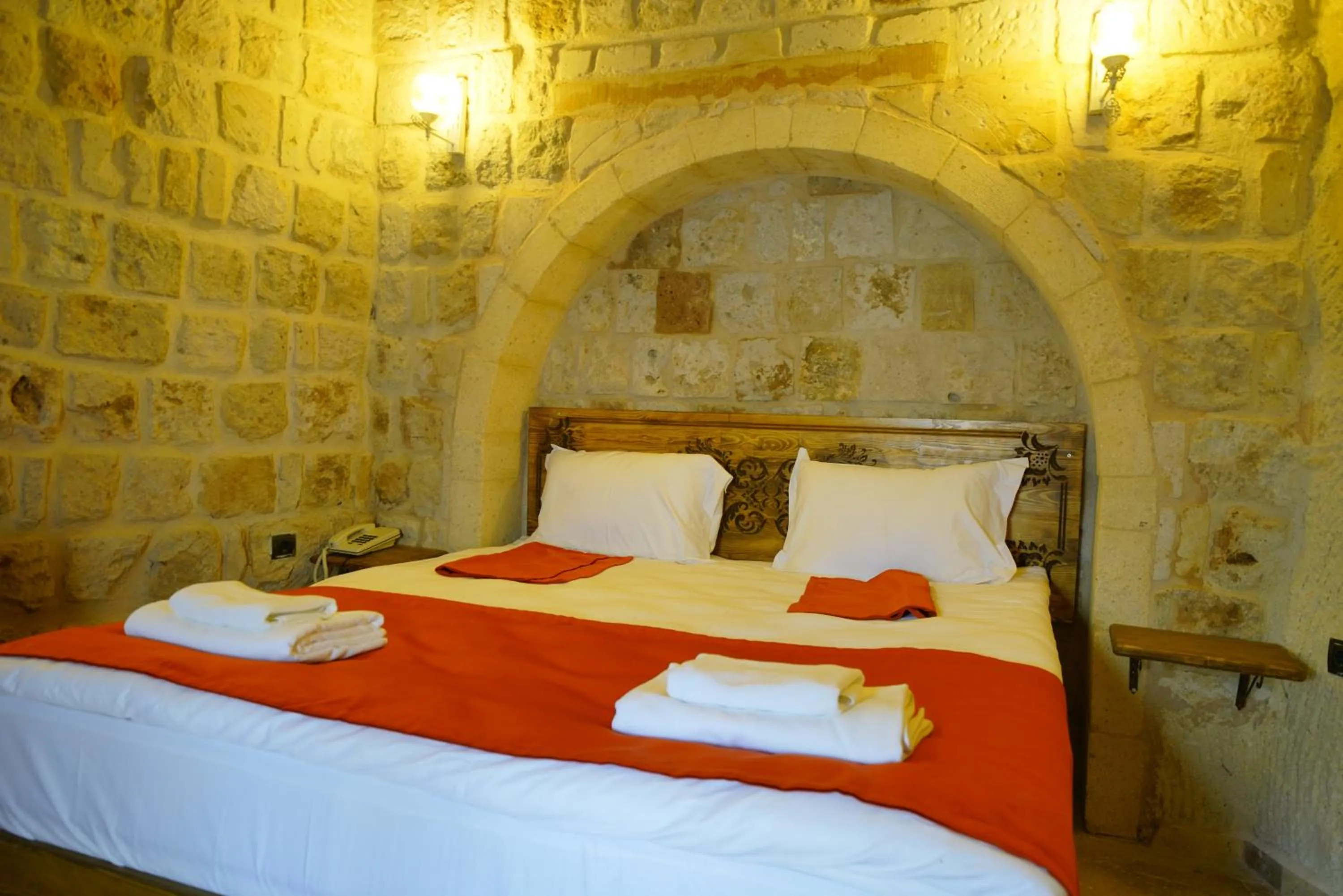 Bed in Vezir Cave Suites