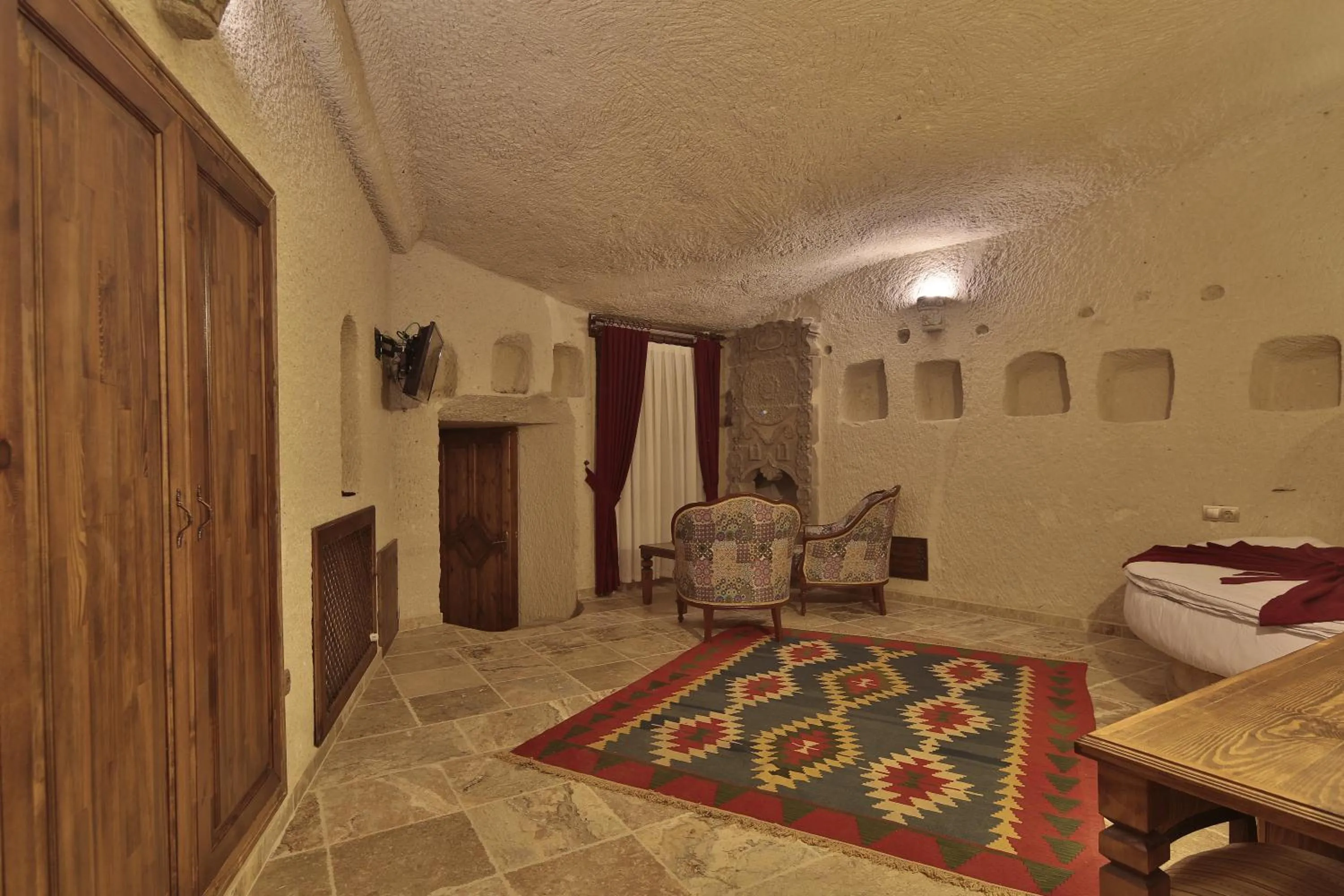 Photo of the whole room, Bed in Vezir Cave Suites