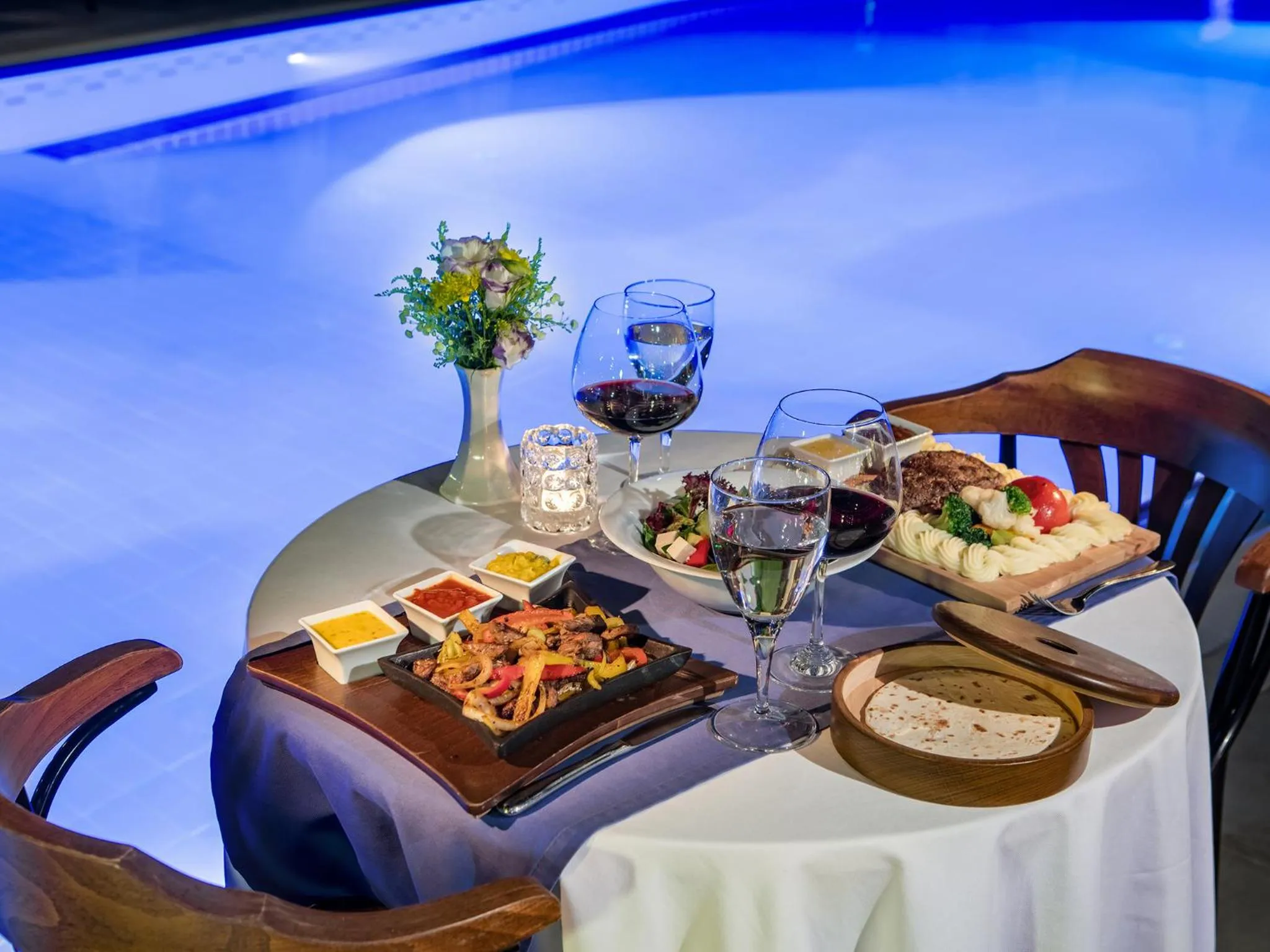 Restaurant/places to eat in May Flower Apart Hotel