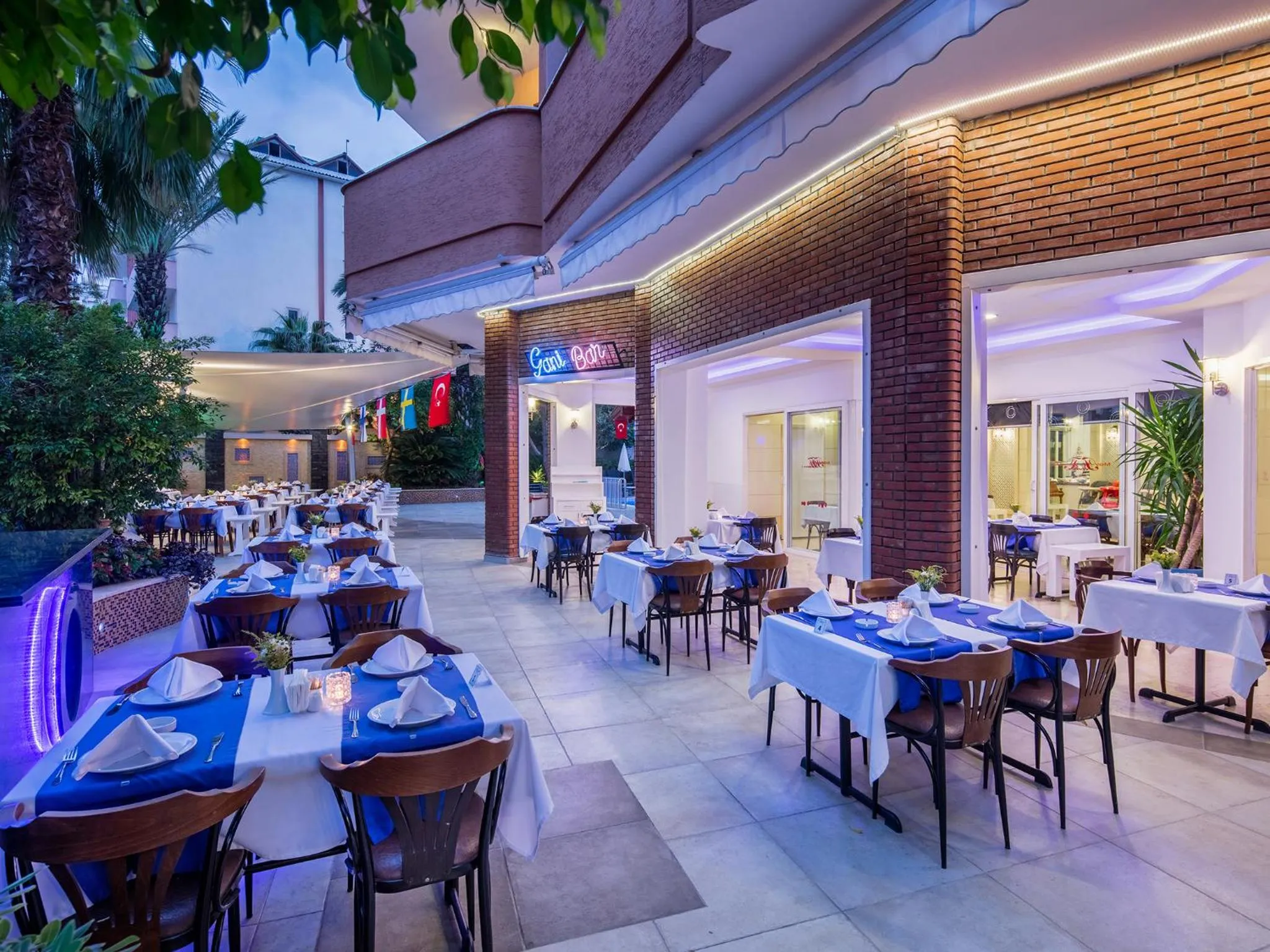 Restaurant/places to eat in May Flower Apart Hotel