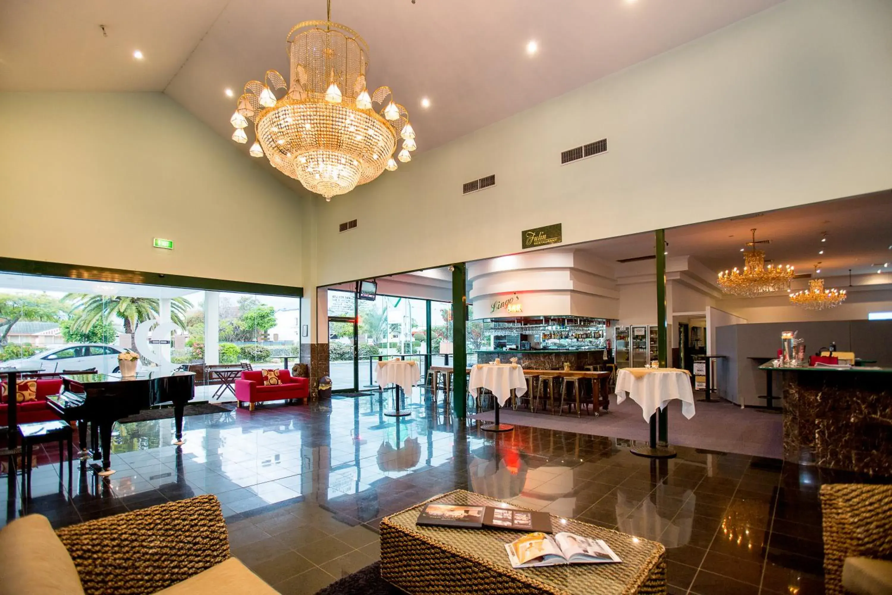 Property building in Comfort Hotel Pacific Cleveland Property building in Comfort Hotel Pacific Cleveland