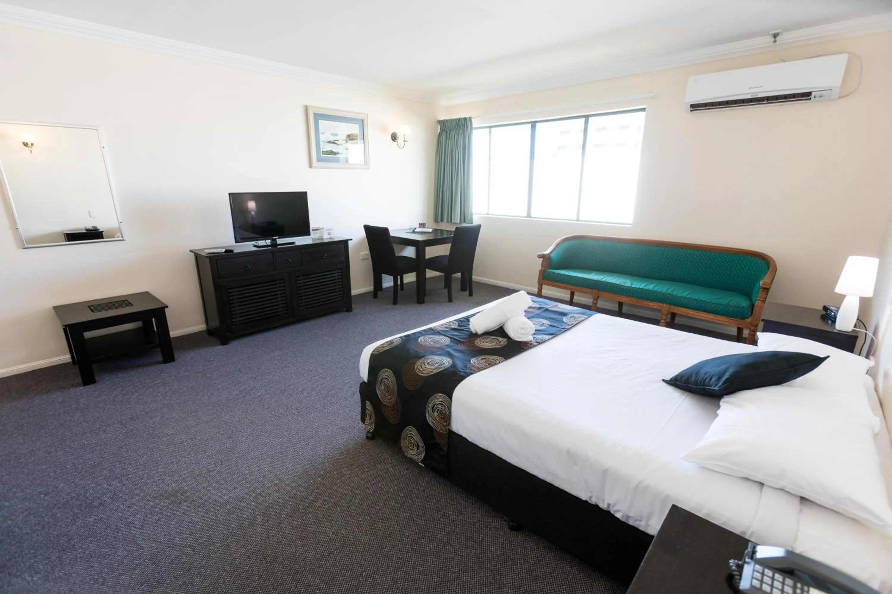 Photo of the whole room, Bed in Comfort Hotel Pacific Cleveland